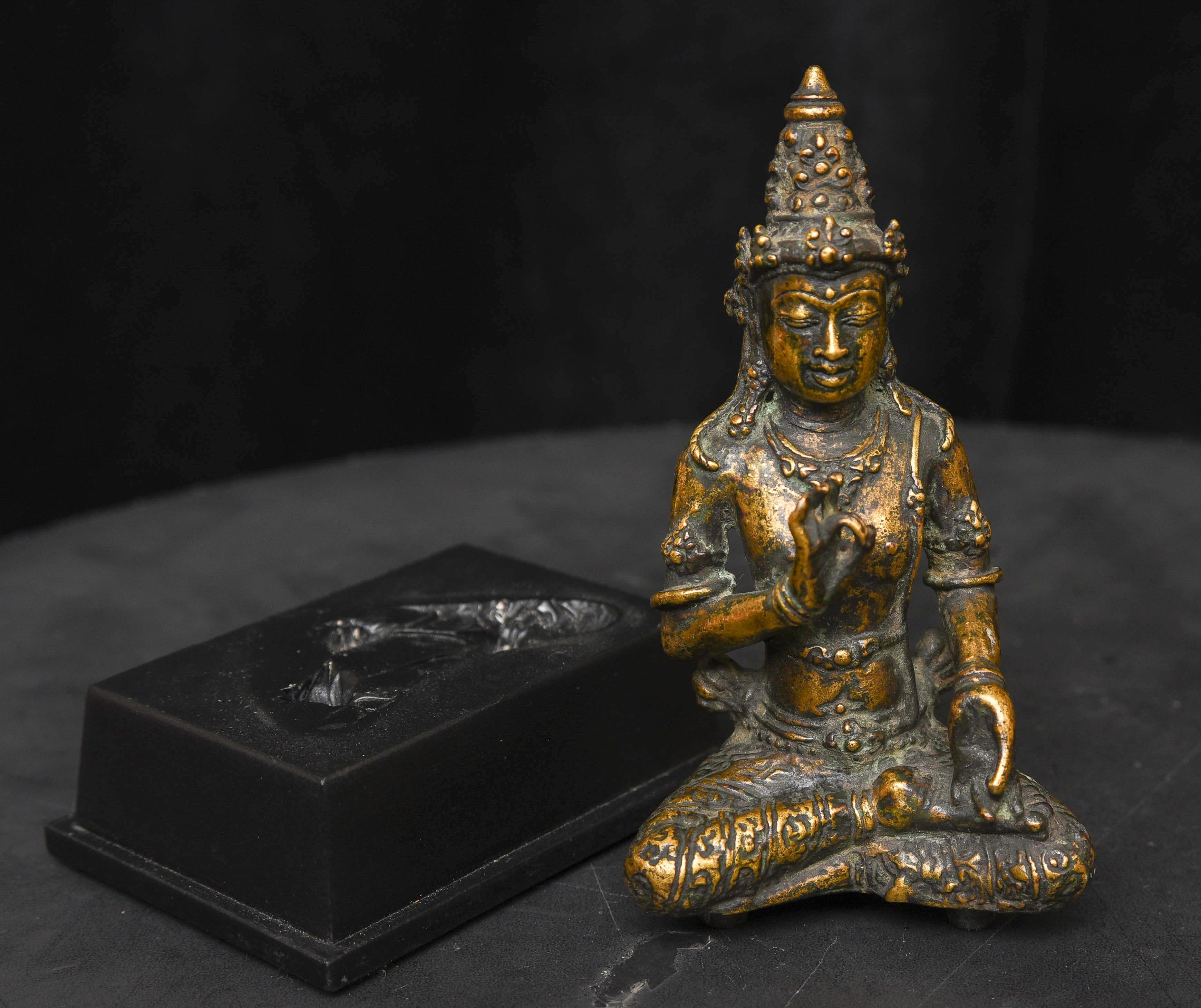 15-19. Jahrhundert Indonesische oder javanische vergoldete Bronze-Gottheiten - 9591 im Angebot 5