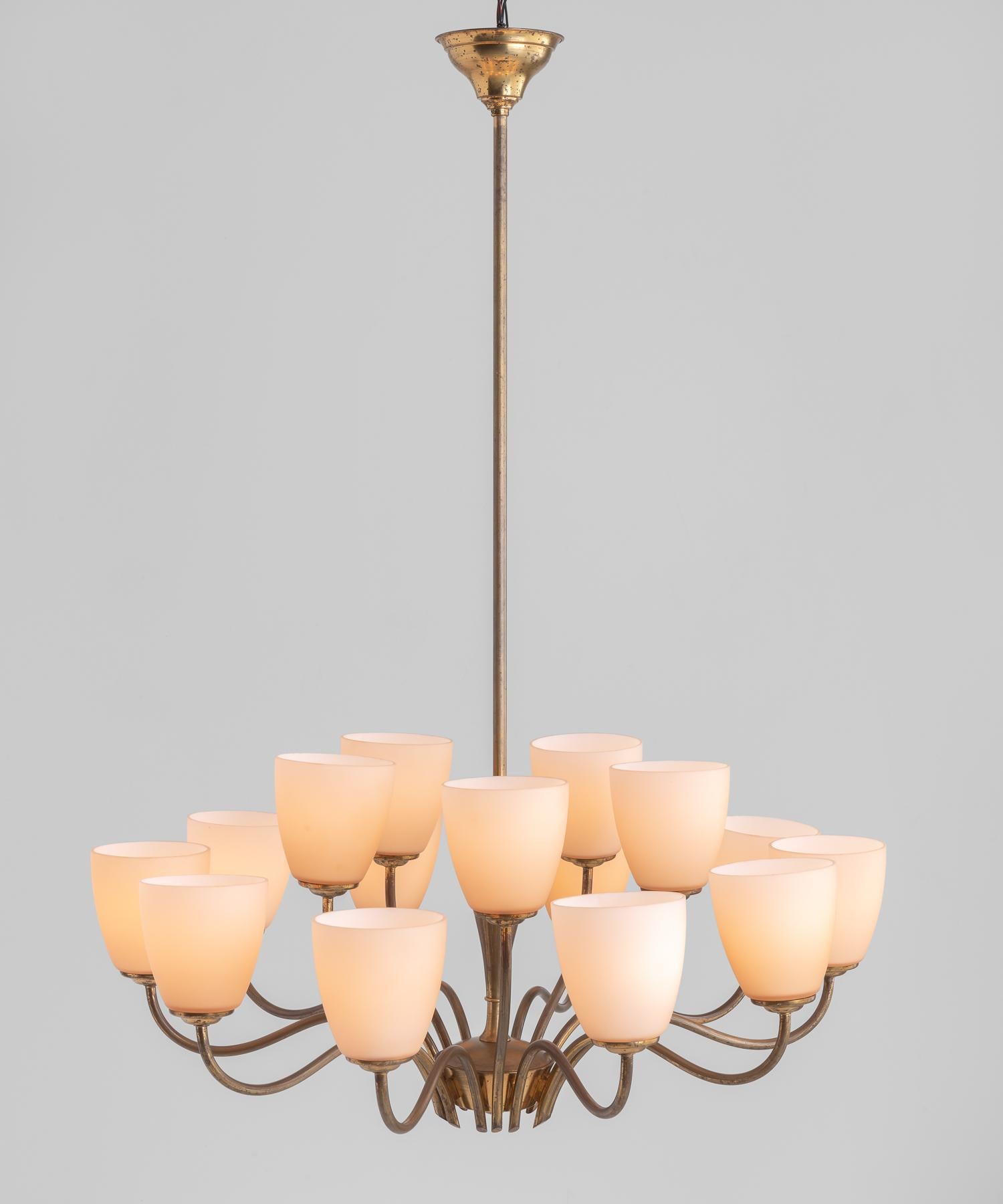 15-Arm Brass Chandelier, Italy, circa 1950 In Good Condition In Culver City, CA