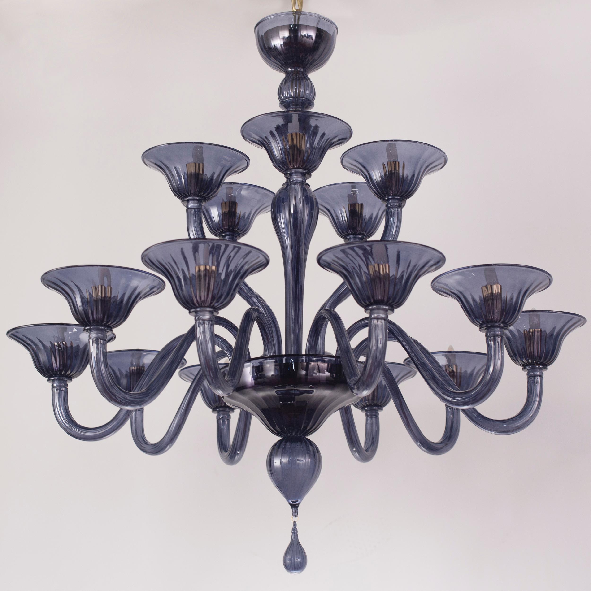 This collection in Murano glass is characterized by superb simplicity. It is the result of a research which harks back to the Classic Murano chandeliers; with the purpose of re-elaborate them in modern terms.
Simplicissimus chandelier is made using