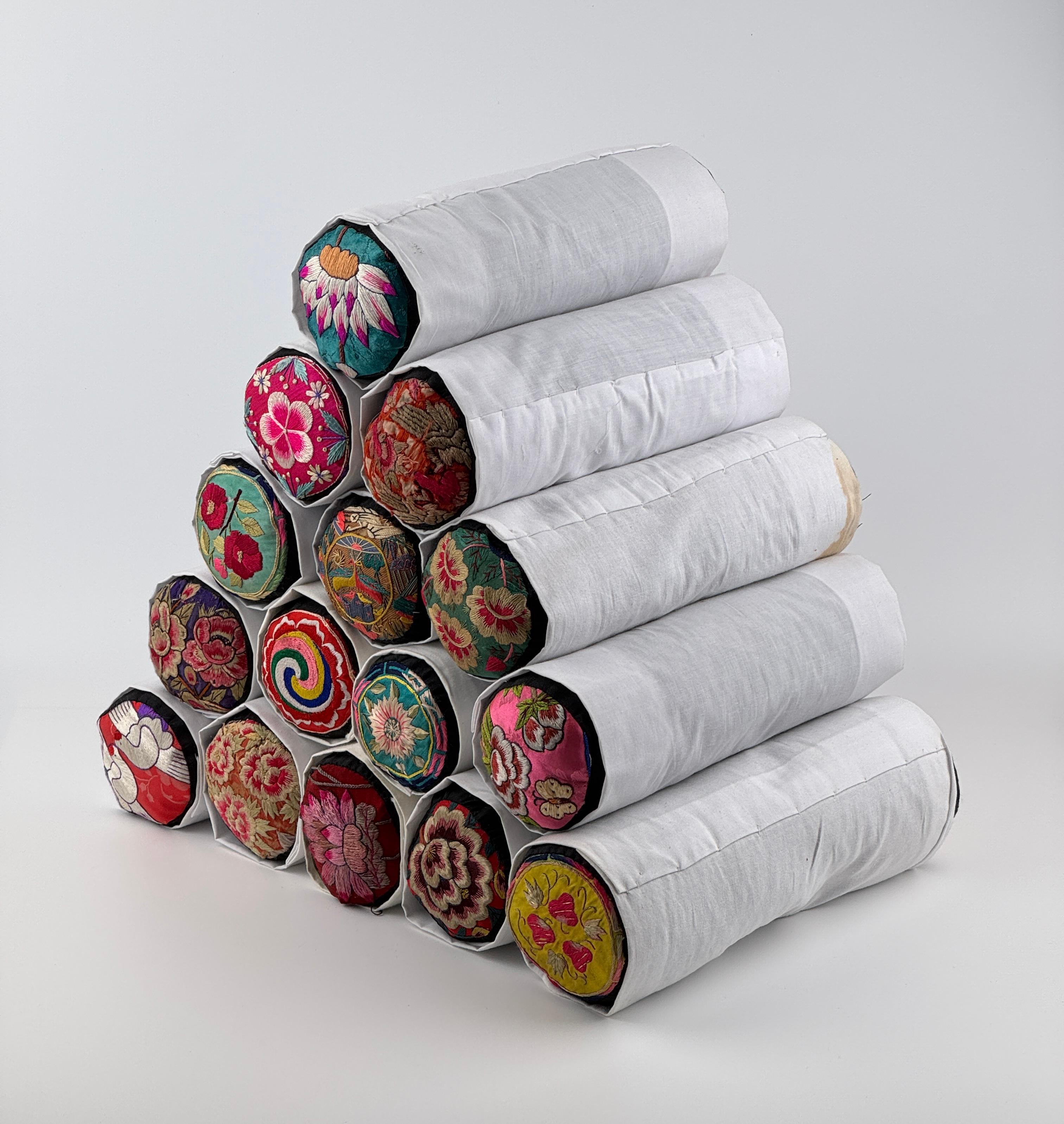 15 traditionelle bestickte Kissen, die die Braut ihrem Ehemann bei der Heirat in der modernen koreanischen Ära als Mitgift schenkt. Diese Stickereien zeigen traditionelle Symbole wie Blumen, Schmetterlinge, den Taeguk, Lotosblumen und Phönixe, die