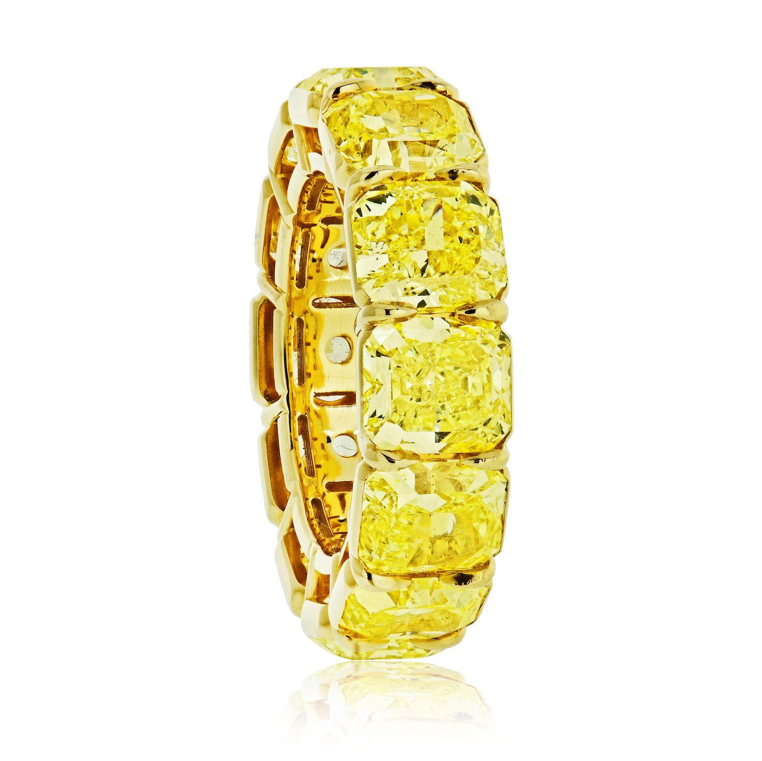 Taille radiant Alliance en or jaune 18 carats avec diamant jaune fantaisie de 15 carats de taille radiant en vente