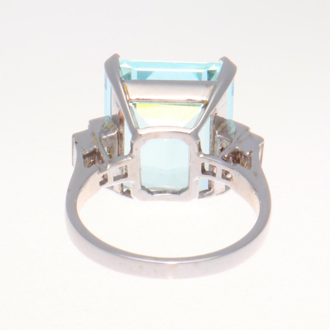 Retro 15 Carat Aquamarine Diamond Gold Ring