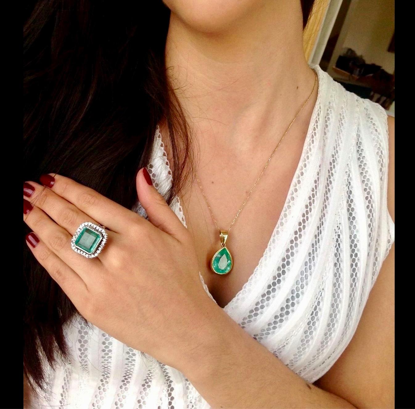Emerald Cut 15 Carat Art Deco Style Fine Colombian Emerald Diamond Ring 18 Karat For Sale