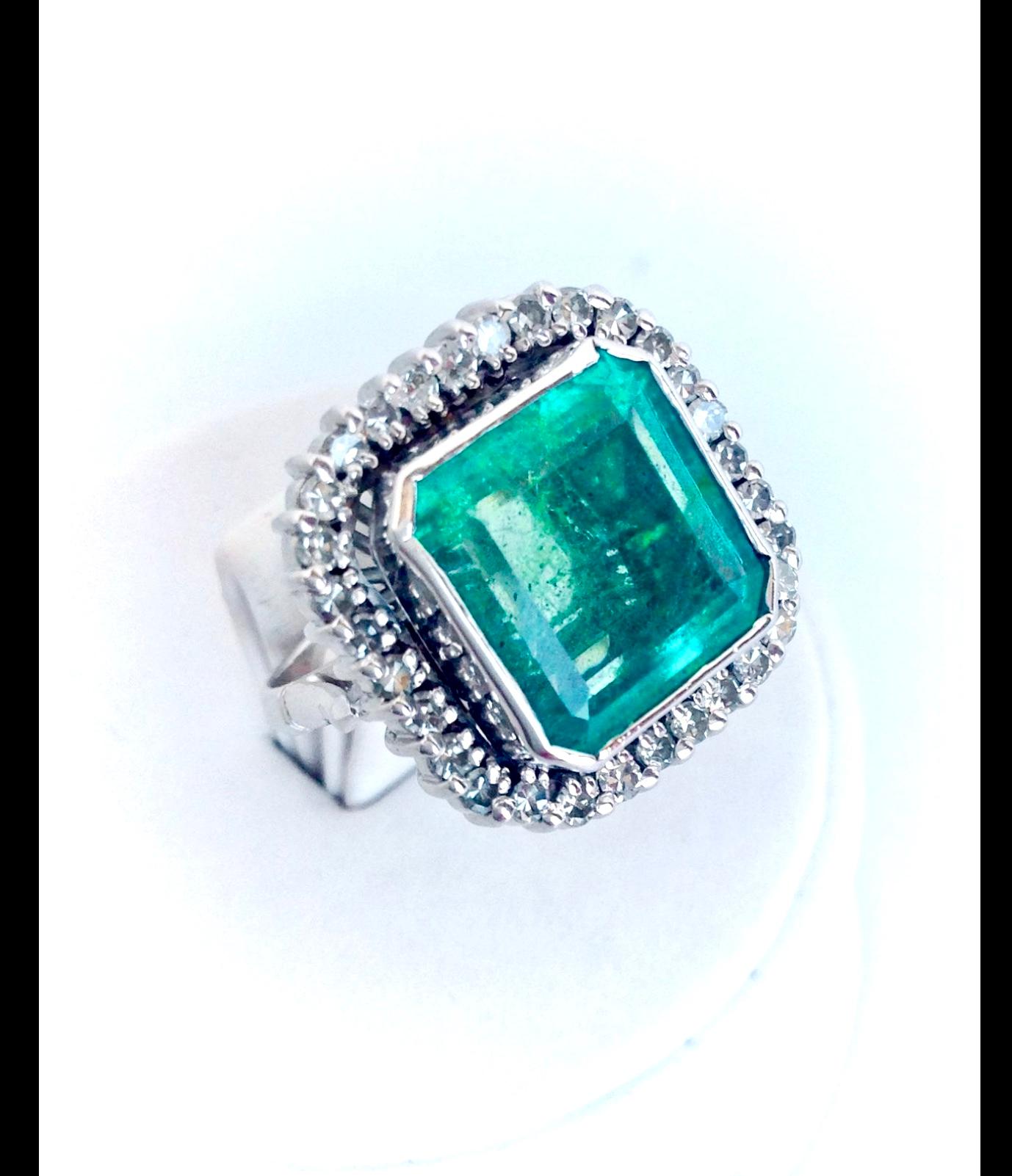 Women's 15 Carat Art Deco Style Fine Colombian Emerald Diamond Ring 18 Karat For Sale