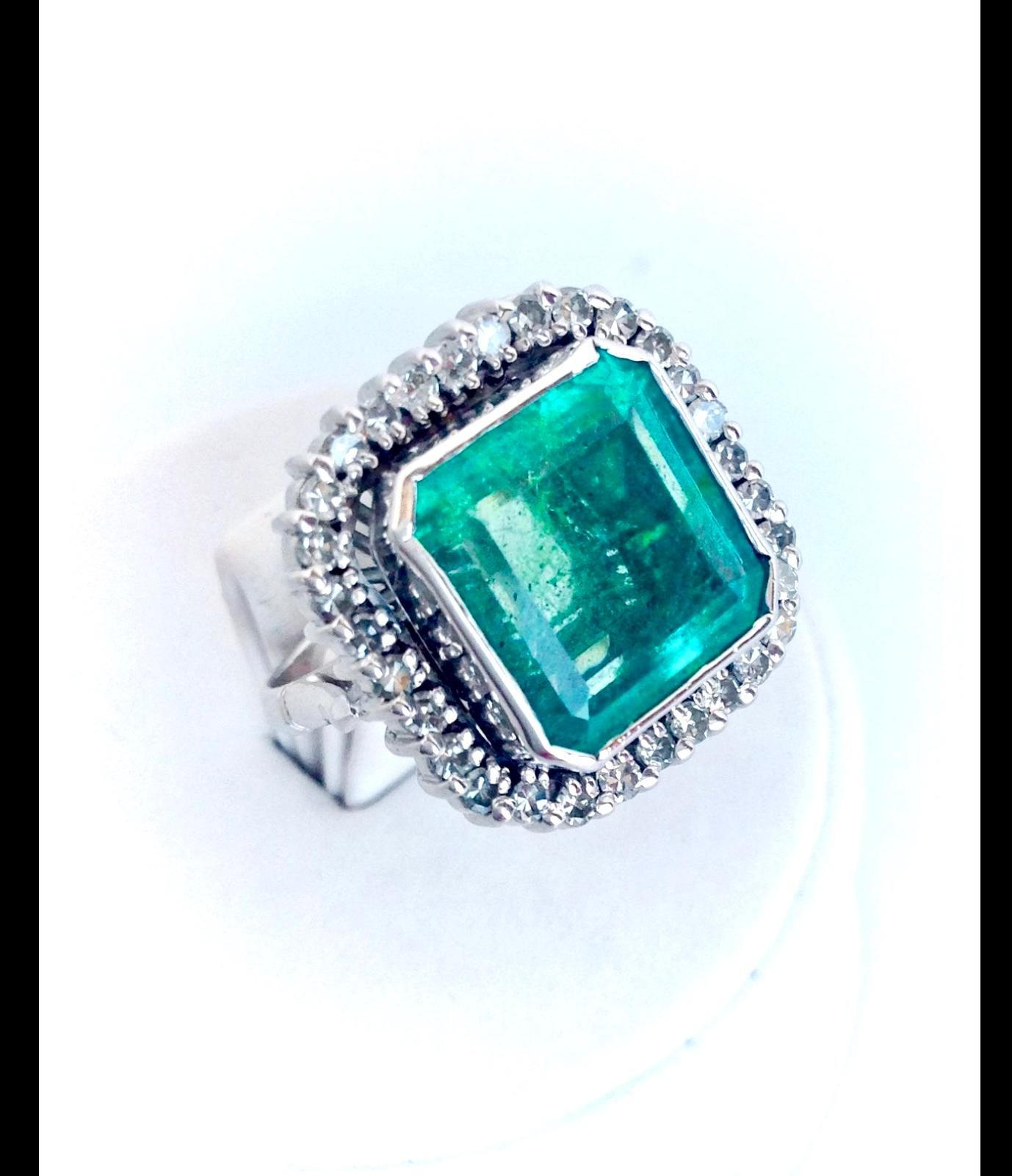 Bague de style Art déco en or 18 carats avec émeraude de Colombie fine de 15 carats en vente 3