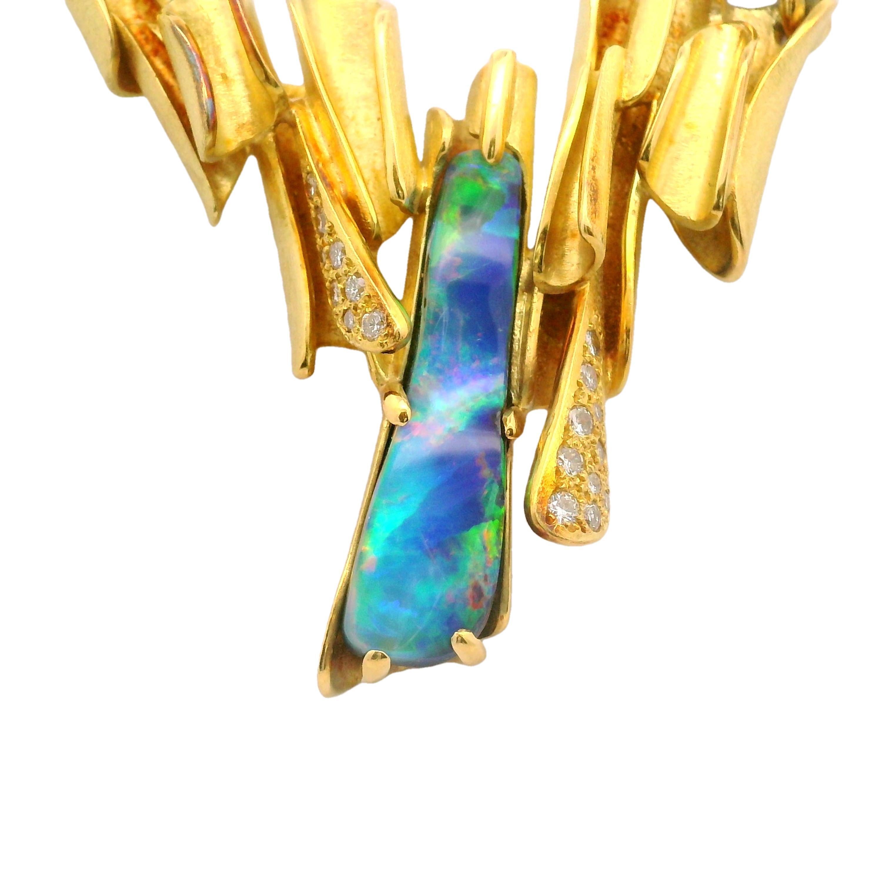 Un collier à maillons captivant, dont la pièce maîtresse est une superbe opale australienne. L'opale, qui pèse environ 15,00 carats, est taillée dans un style lisse, révélant son jeu de couleurs vibrantes avec des éclats de verts, de bleus, de