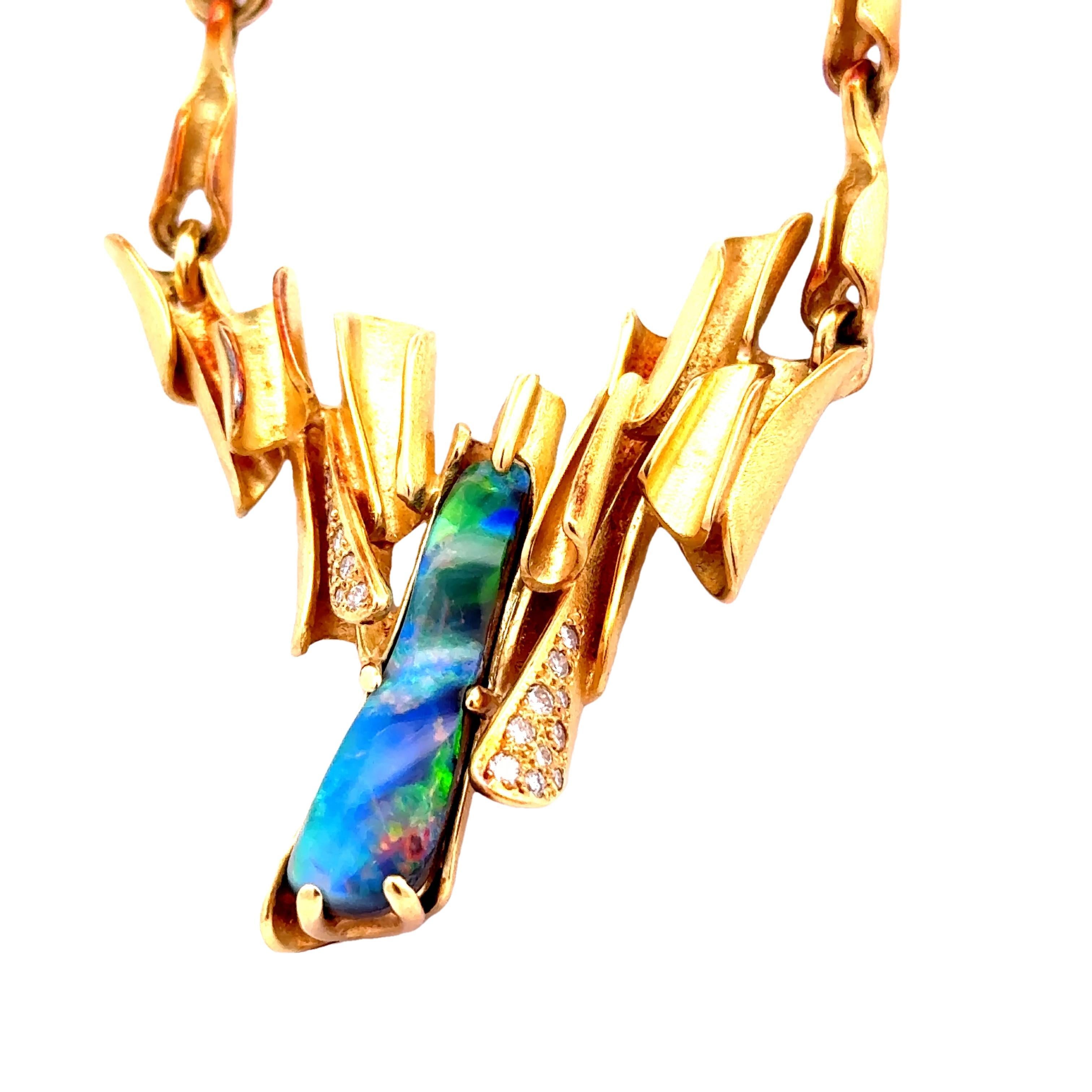 Contemporain Collier en or jaune 15 carats avec diamant et opale de Boulder australienne en vente