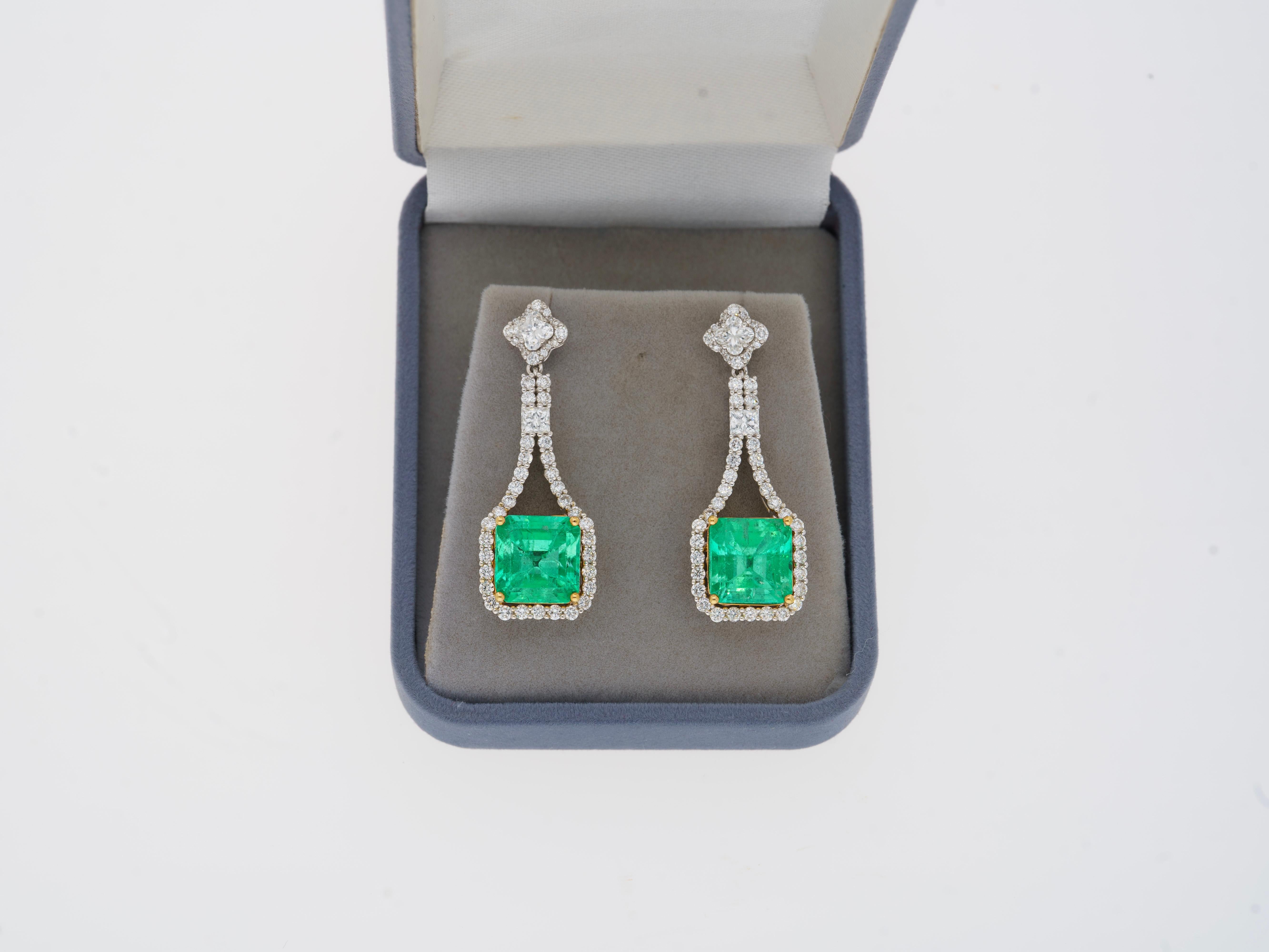 Modern 15 Carat Colombian Minor Oil Emerald & Diamond Dangle Earrings in 18K White Gold For Sale