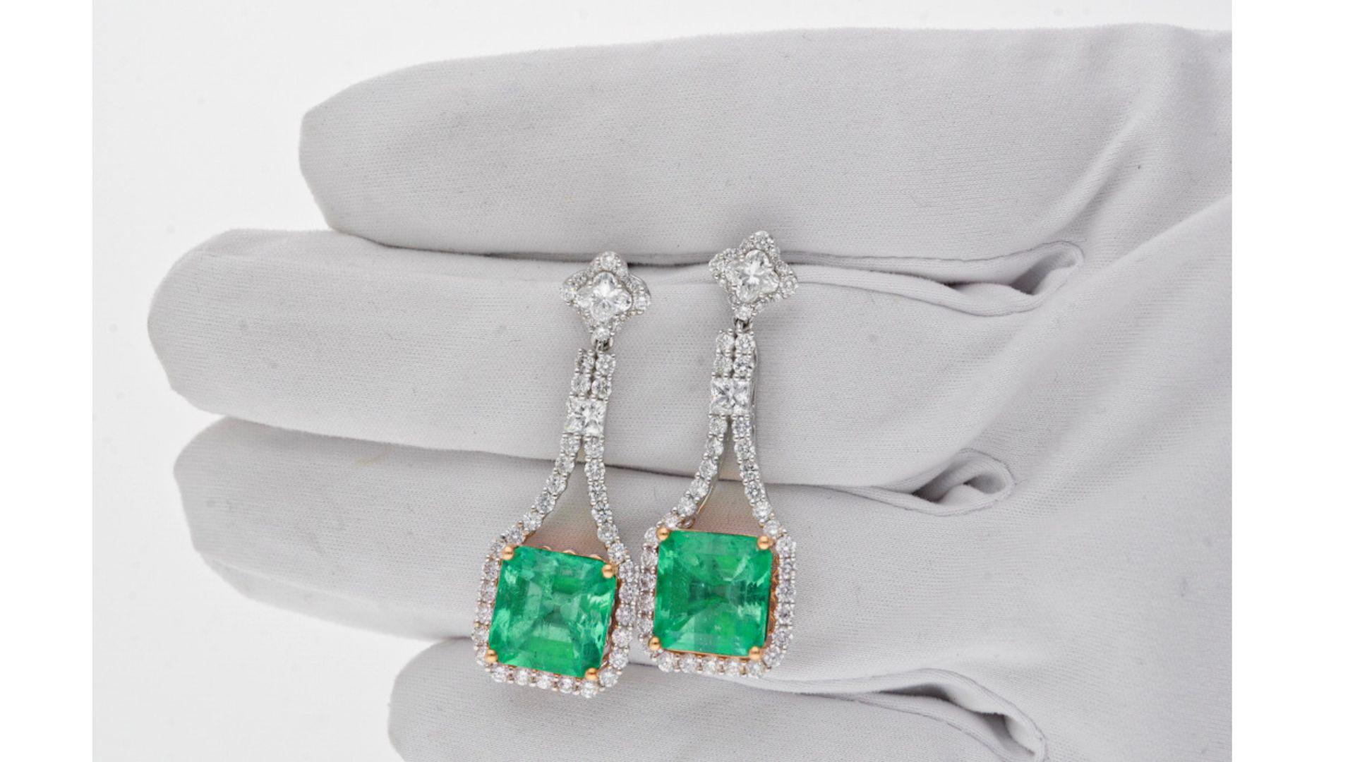 Women's 15 Carat Colombian Minor Oil Emerald & Diamond Dangle Earrings in 18K White Gold For Sale