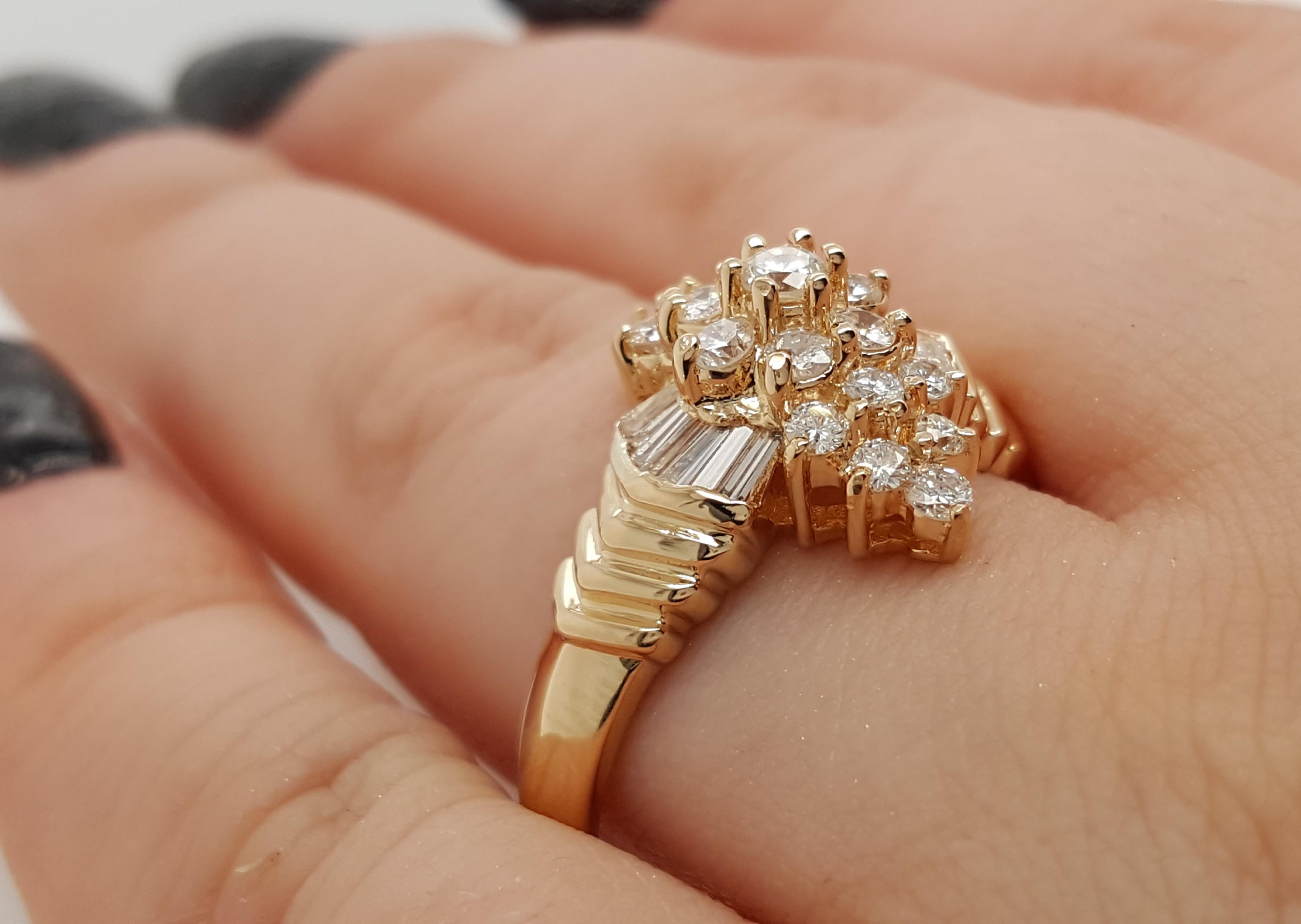 1.5 Carat Diamond Cocktail Ring Set in 18 Karat Yellow Gold In Good Condition For Sale In Addison, TX