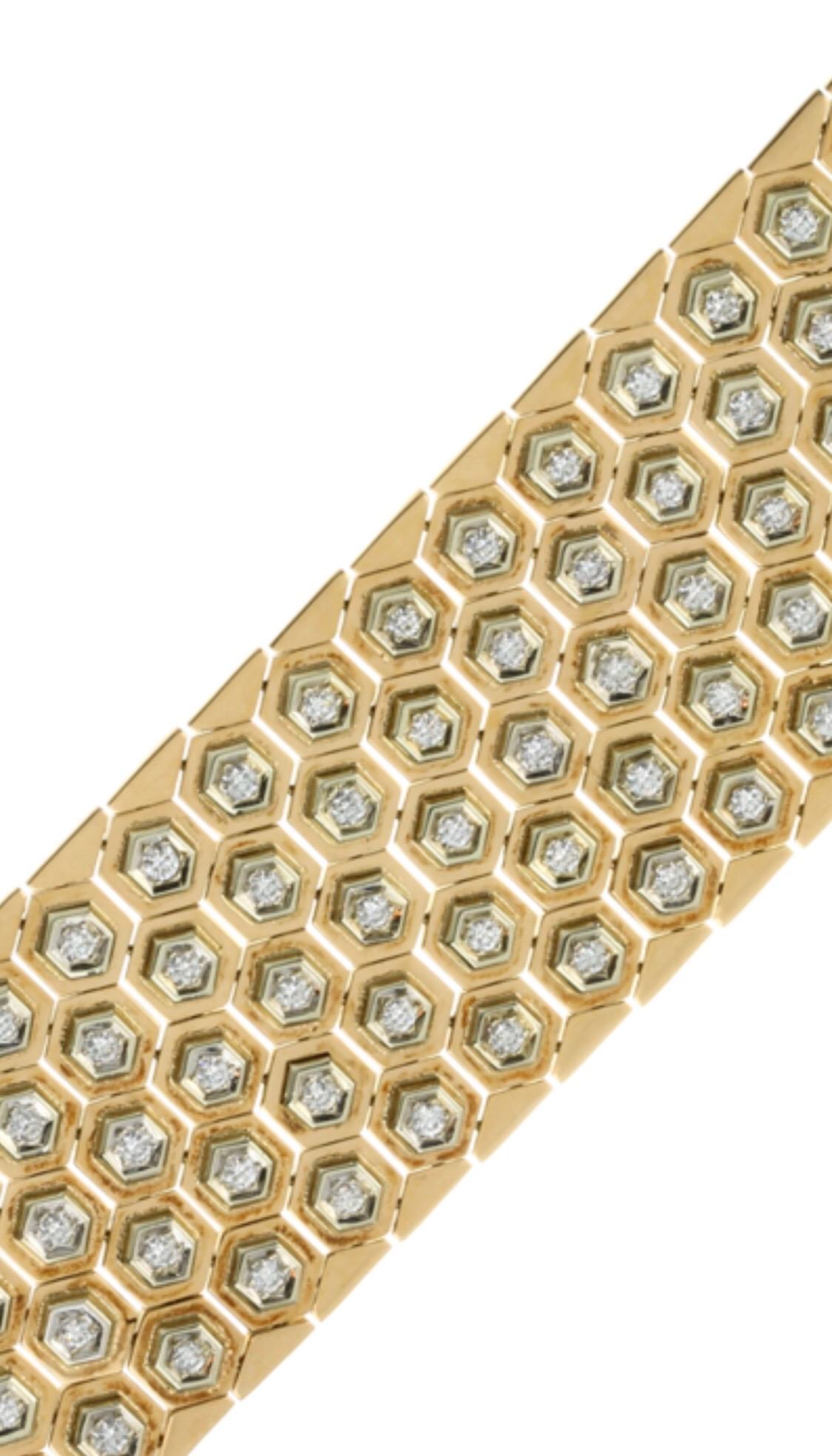 Exquisites und einzigartiges Diamant-Gliederarmband aus 18 Karat Gelbgold, wahrscheinlich italienisch, bestehend aus fünf Reihen sechseckiger, wabenförmiger Glieder, besetzt mit Diamanten im Rundschliff von insgesamt ca. 15 Karat, 20,50 cm, 170,35 g.