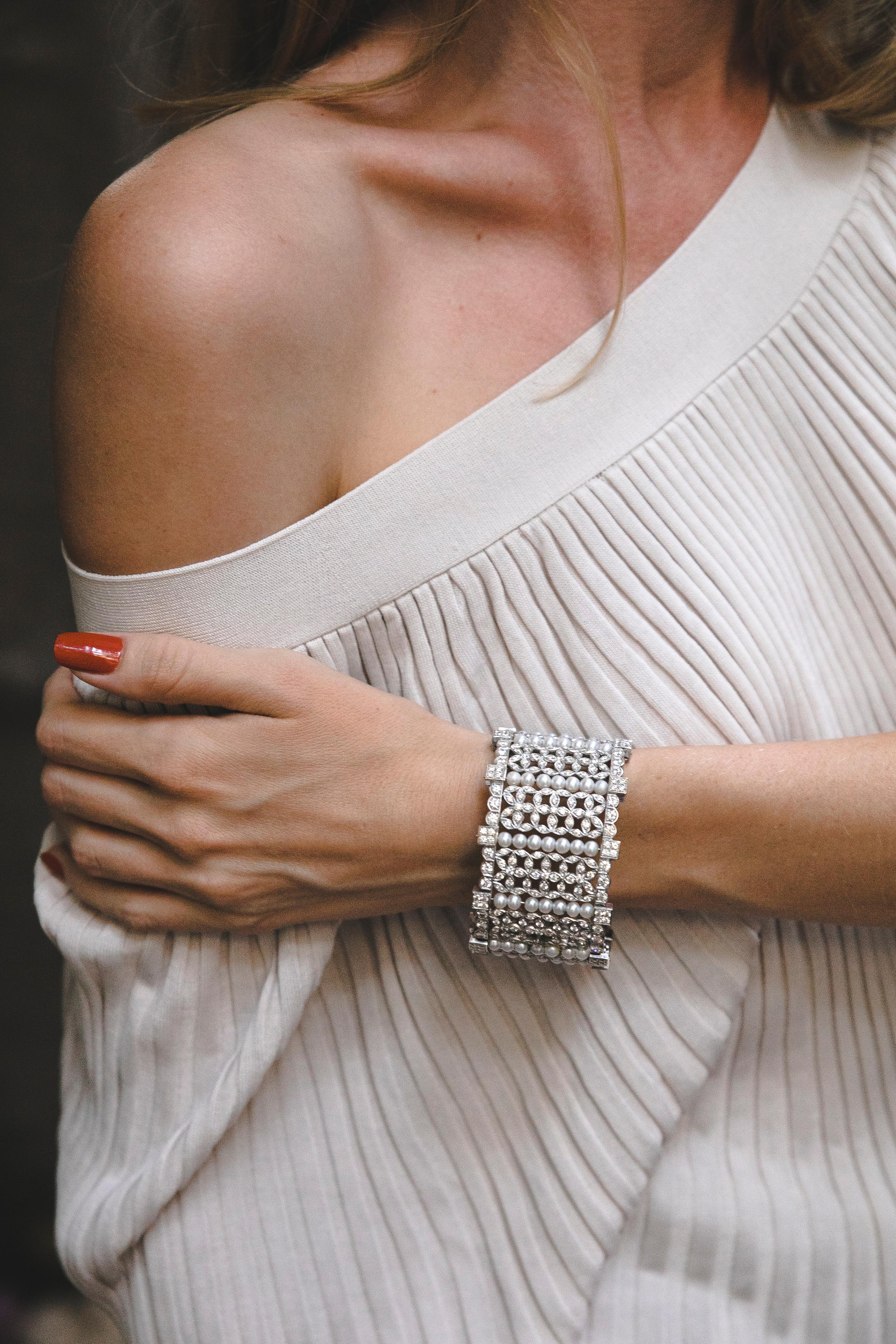 15 Carat Diamonds Pearls White Gold Bangle Bracelet, 1999 In Good Condition In Herzelia, Tel Aviv