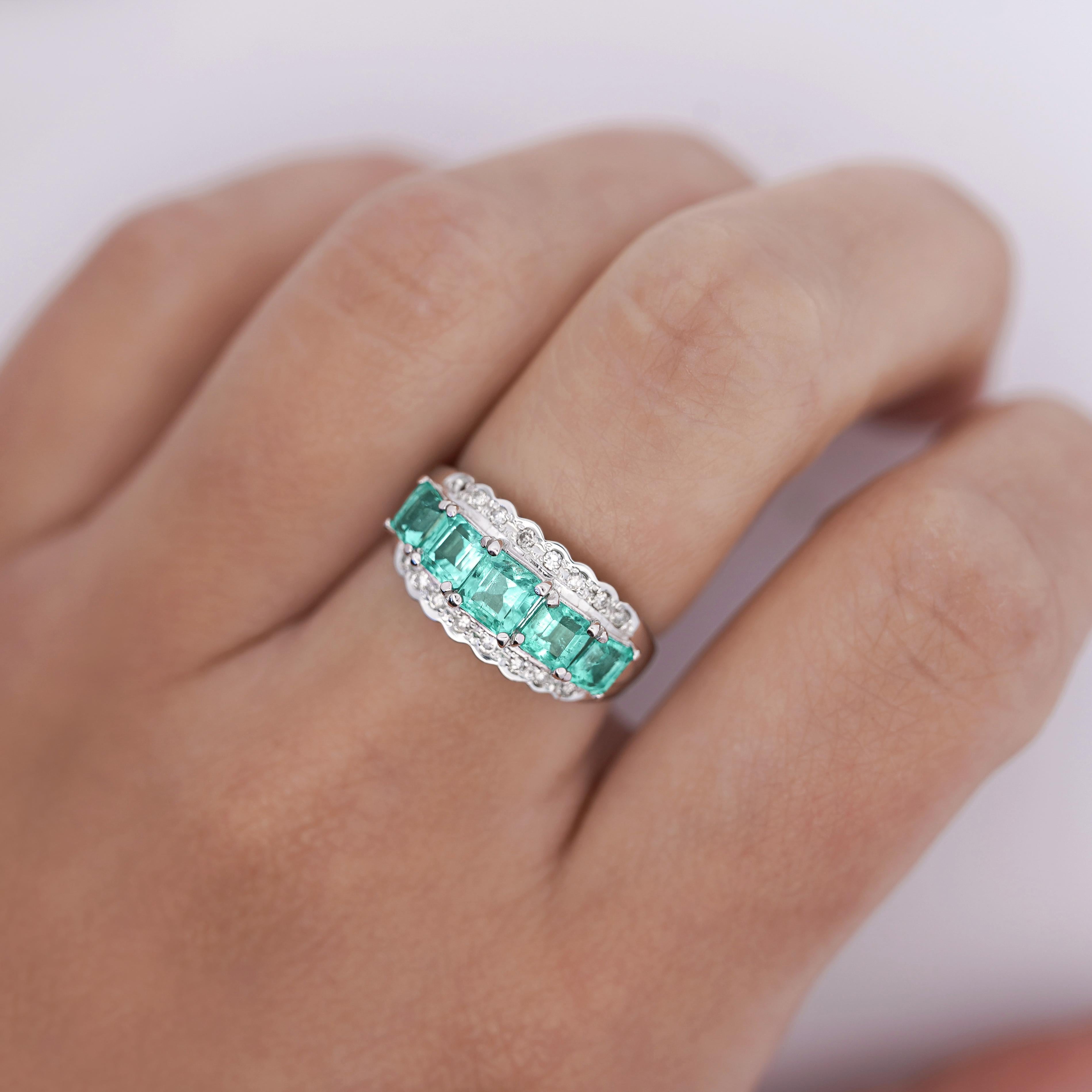 1.5 Carat Emerald and Diamond 5-Stone Band Ring in Platinum In Excellent Condition For Sale In Miami, FL