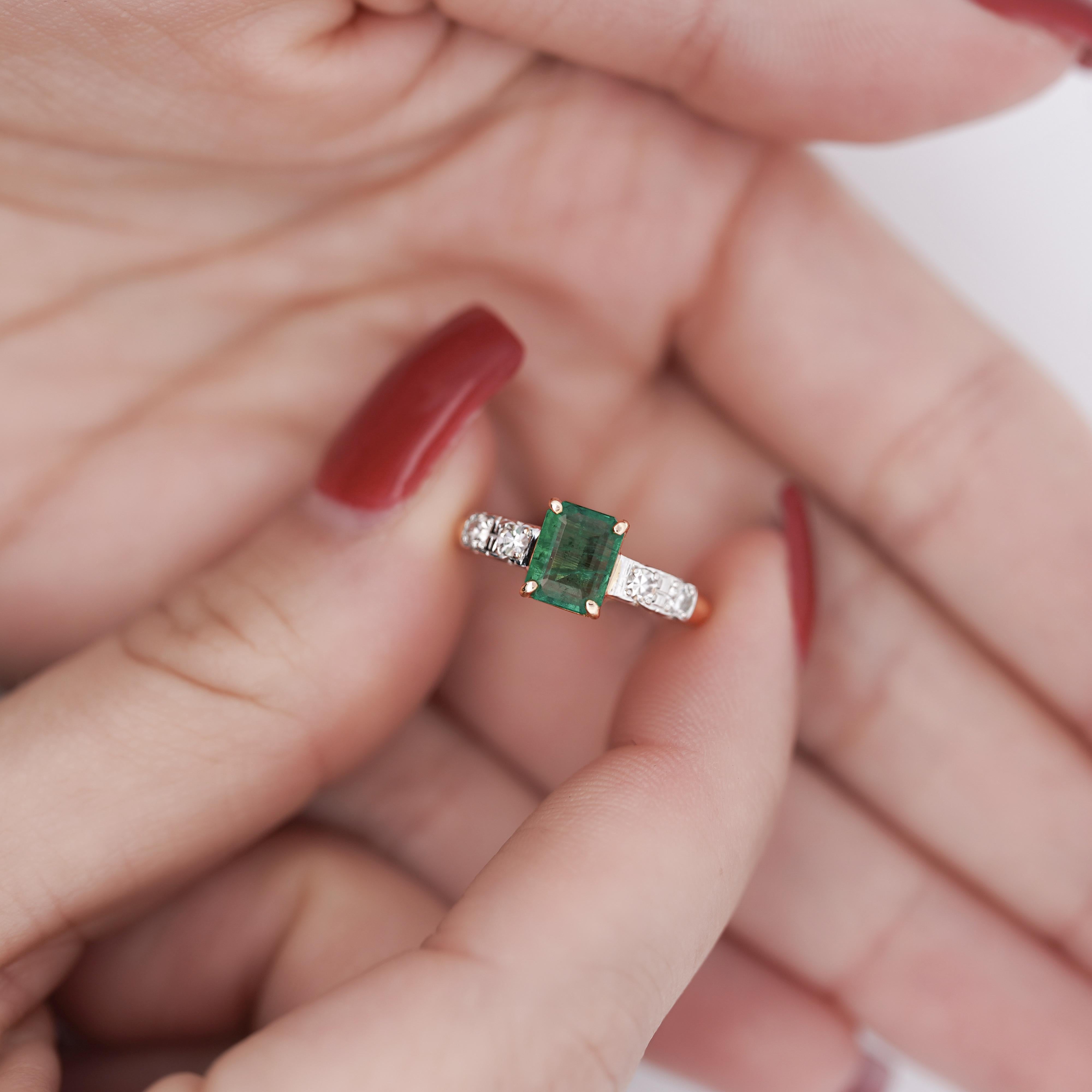 1.5 Carat Emerald and Old Cut Diamond 2 Piece Wedding Band and Ring Set For Sale 4