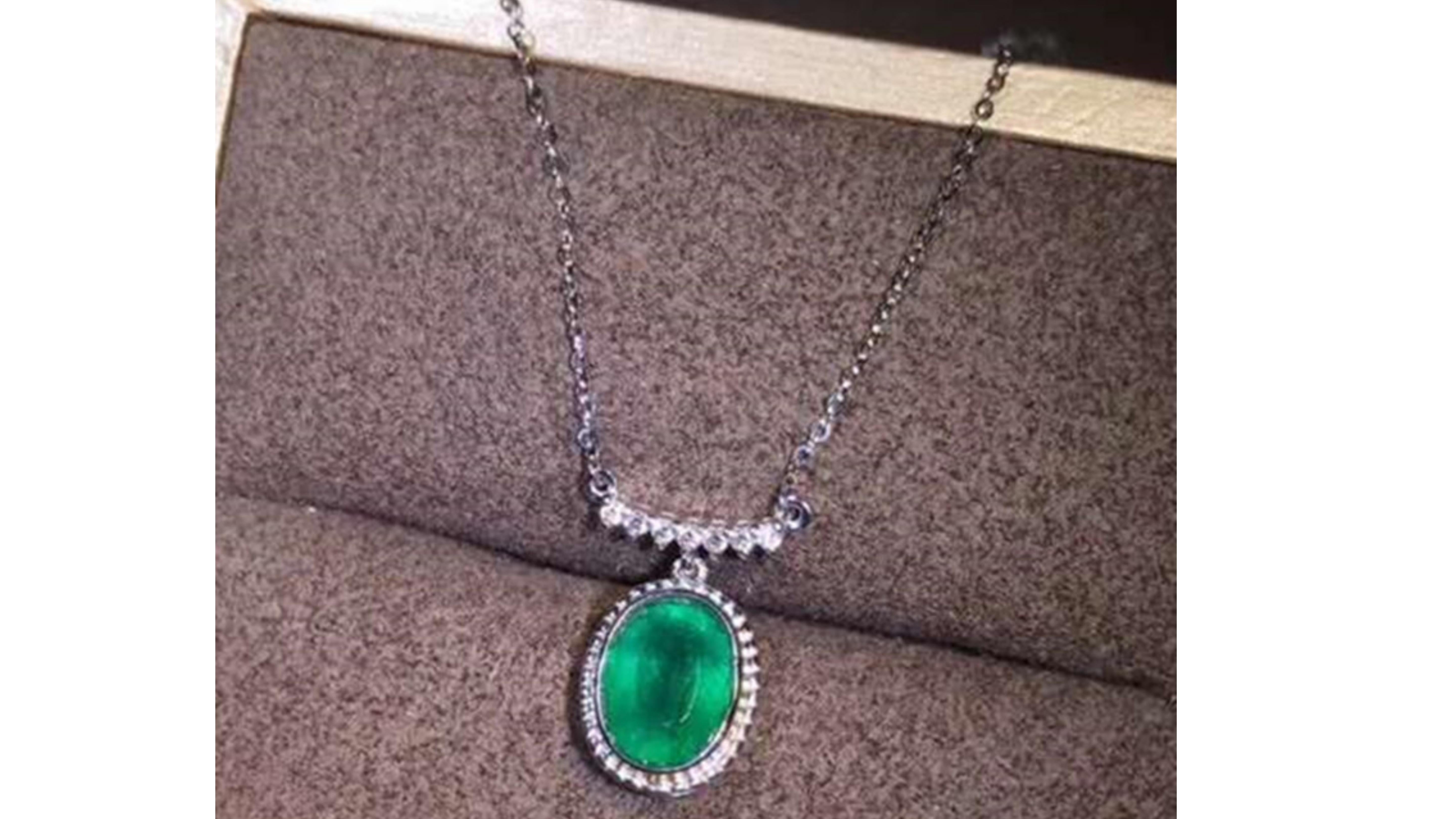 Contemporary 1.5 Carat Emerald Diamond Necklace 18 Karat White Gold For Sale