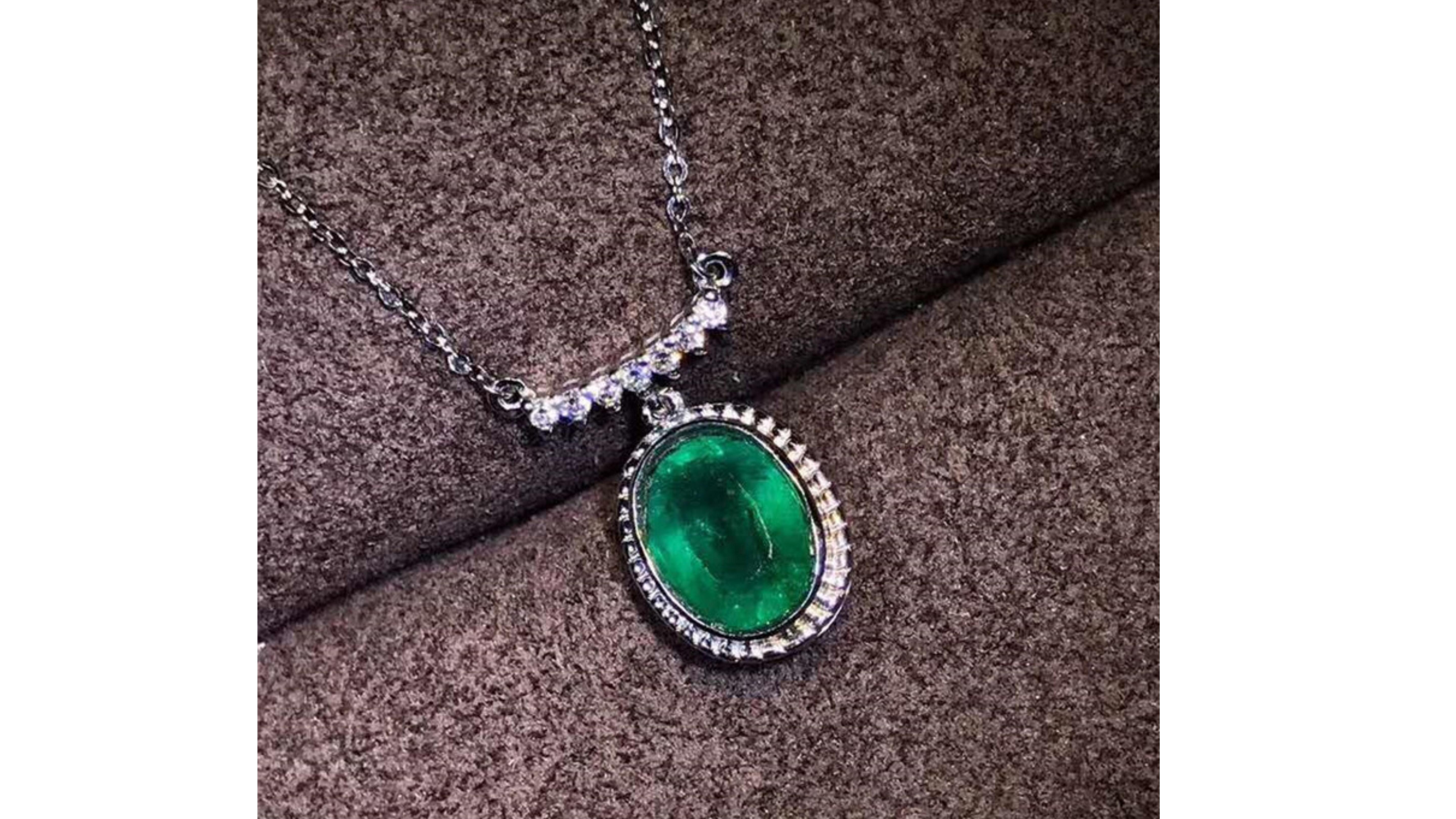 Oval Cut 1.5 Carat Emerald Diamond Necklace 18 Karat White Gold For Sale