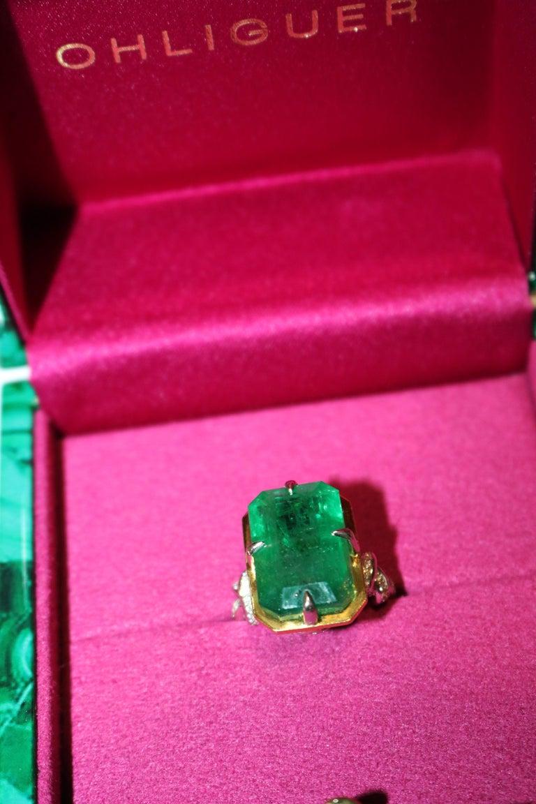 Women's or Men's 15 Carat Emerald Forget Me Knot Ring in 22k and Platinum with Diamonds For Sale