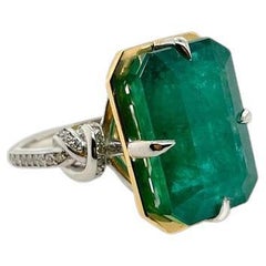 Anillo Nudo Olvídame Esmeralda de 15 Quilates en 22k y Platino con Diamantes