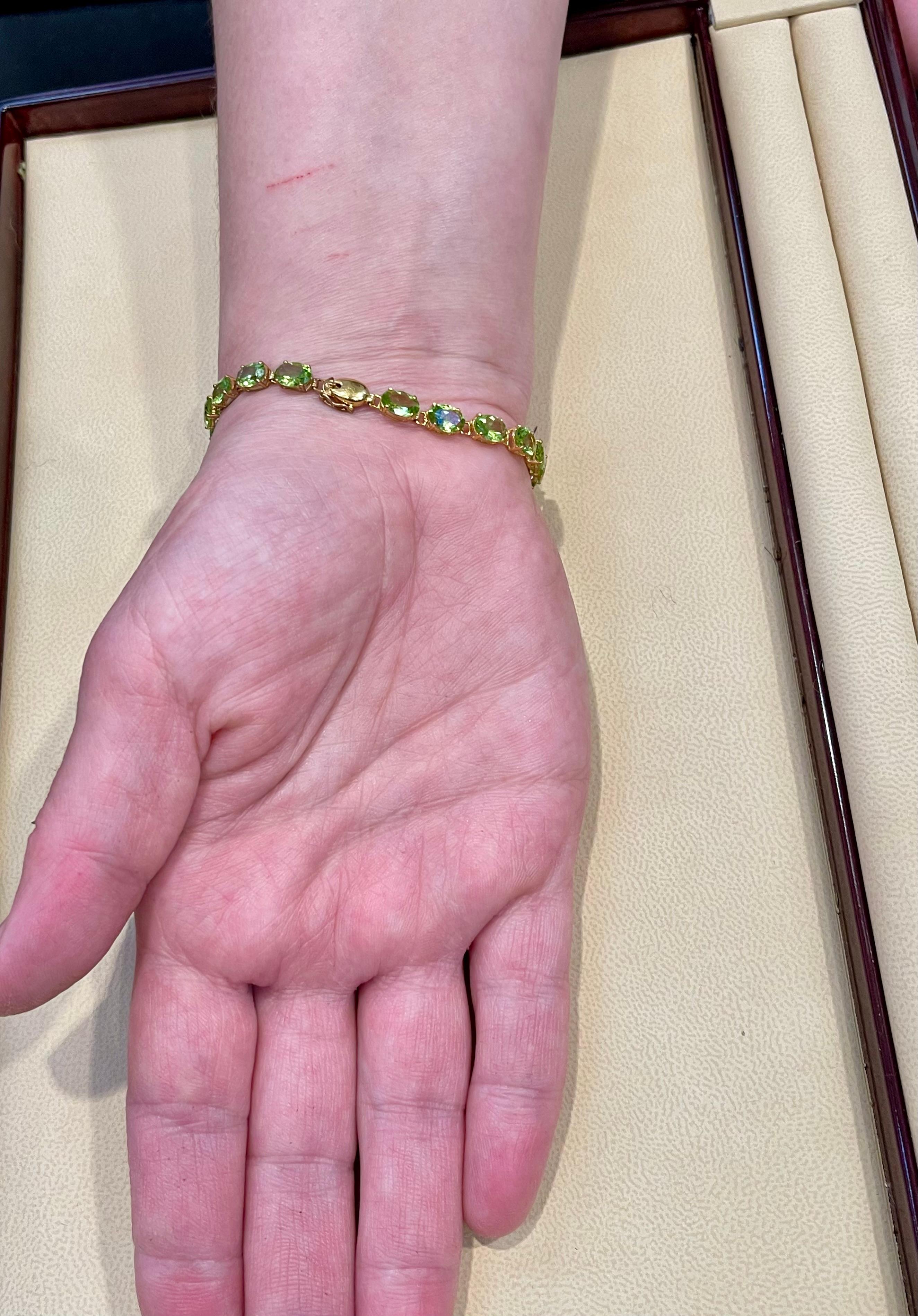 15 Carat Genuine Natural Pear Shape Peridot Tennis Bracelet 14 Karat White Gold In Excellent Condition In New York, NY