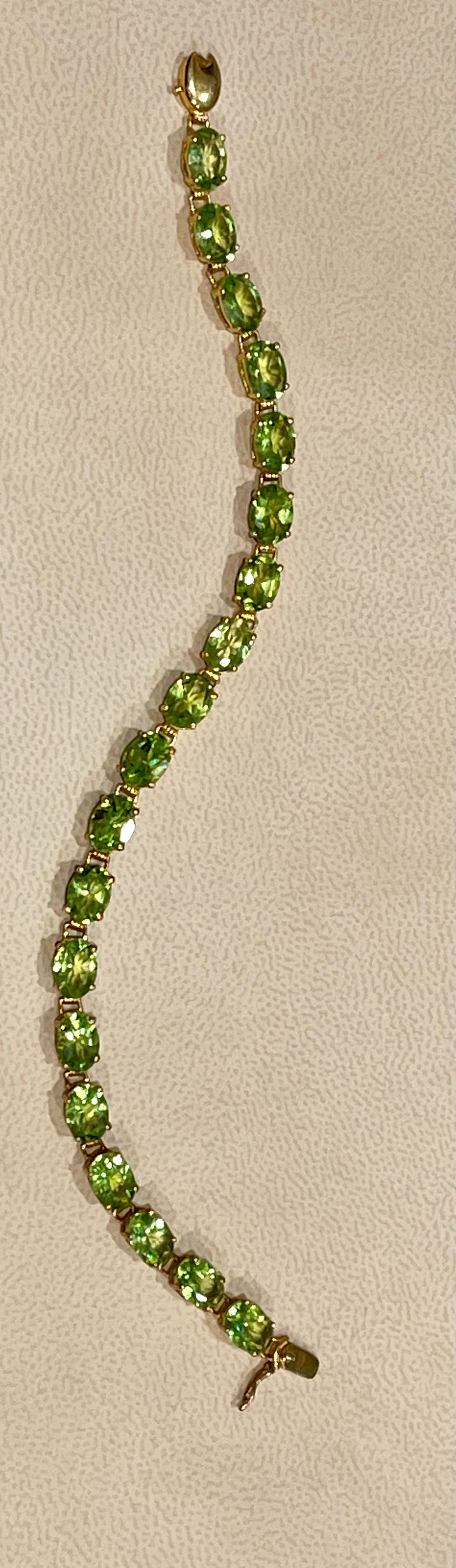 15 Carat Genuine Natural Pear Shape Peridot Tennis Bracelet 14 Karat Yellow Gold In Excellent Condition For Sale In New York, NY