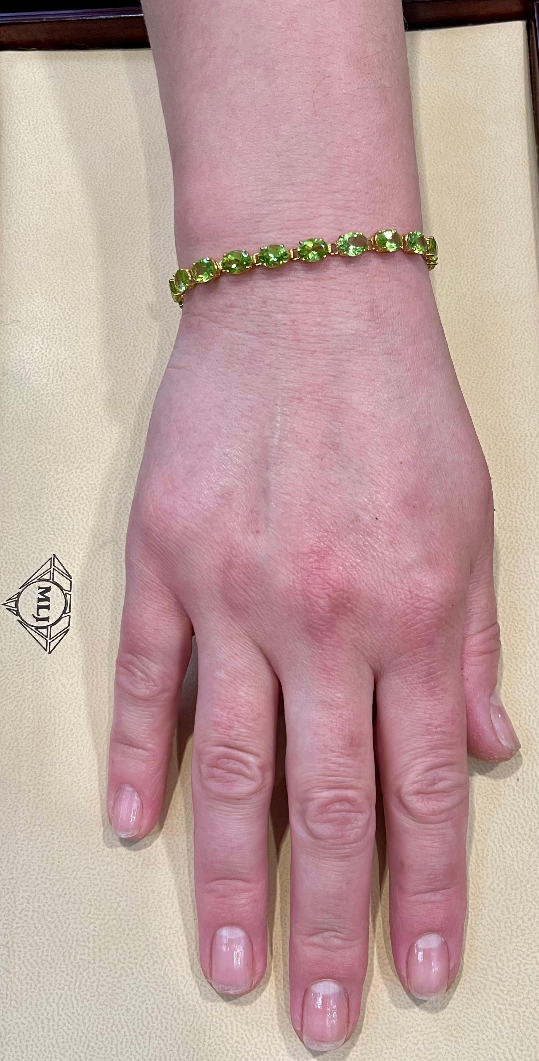 Women's 15 Carat Genuine Natural Pear Shape Peridot Tennis Bracelet 14 Karat Yellow Gold For Sale