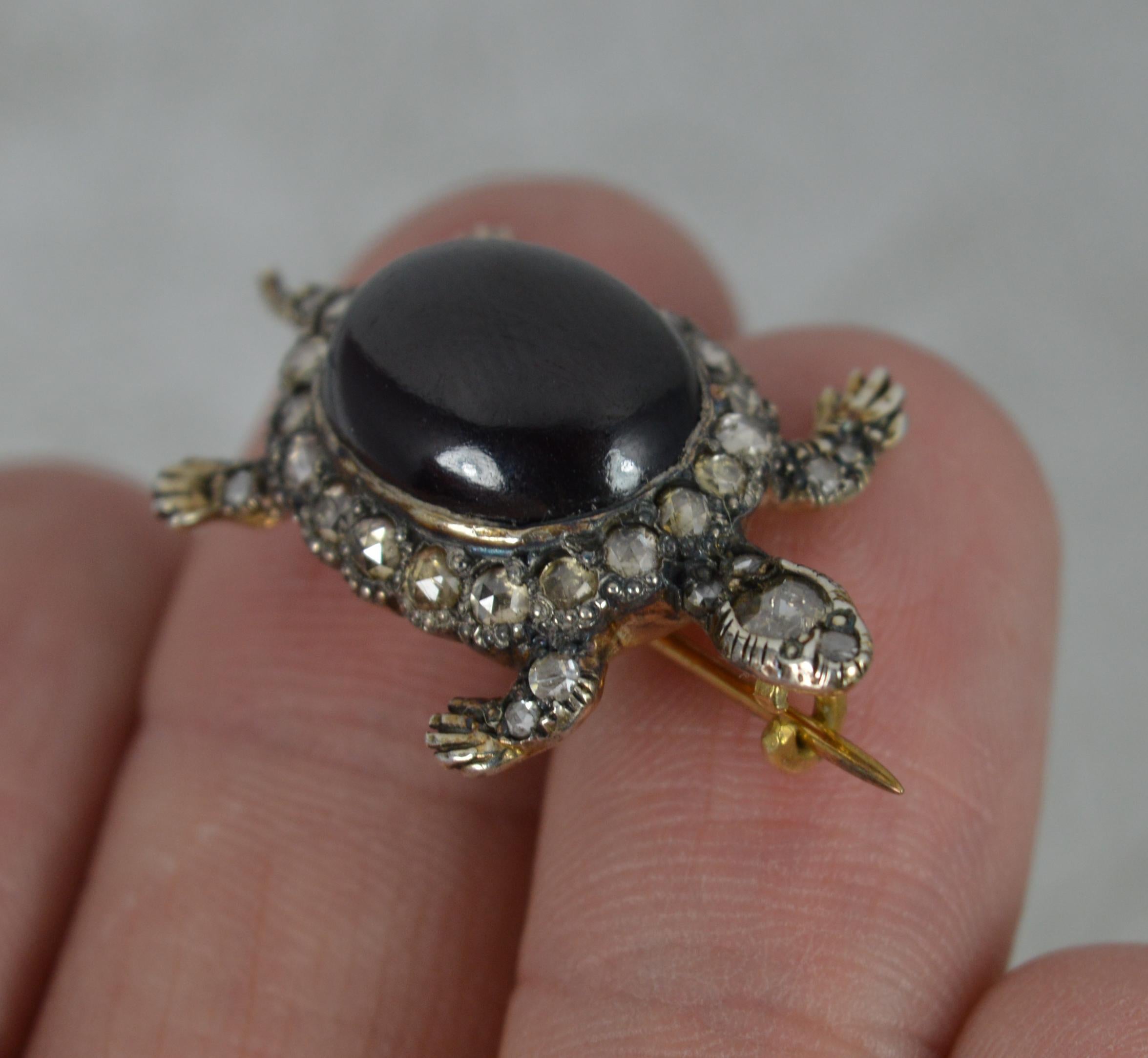 Eine großartige Brosche.
Massives Gelbgold mit Silberfassung.
Ein ovaler Granatcabochon in der Mitte und ein Diamant im Rosenschliff mit einem weiteren Diamanten am Kopf.

ZUSTAND ; Ausgezeichnet für das Alter. Gut gefasste Steine. Funktionierende