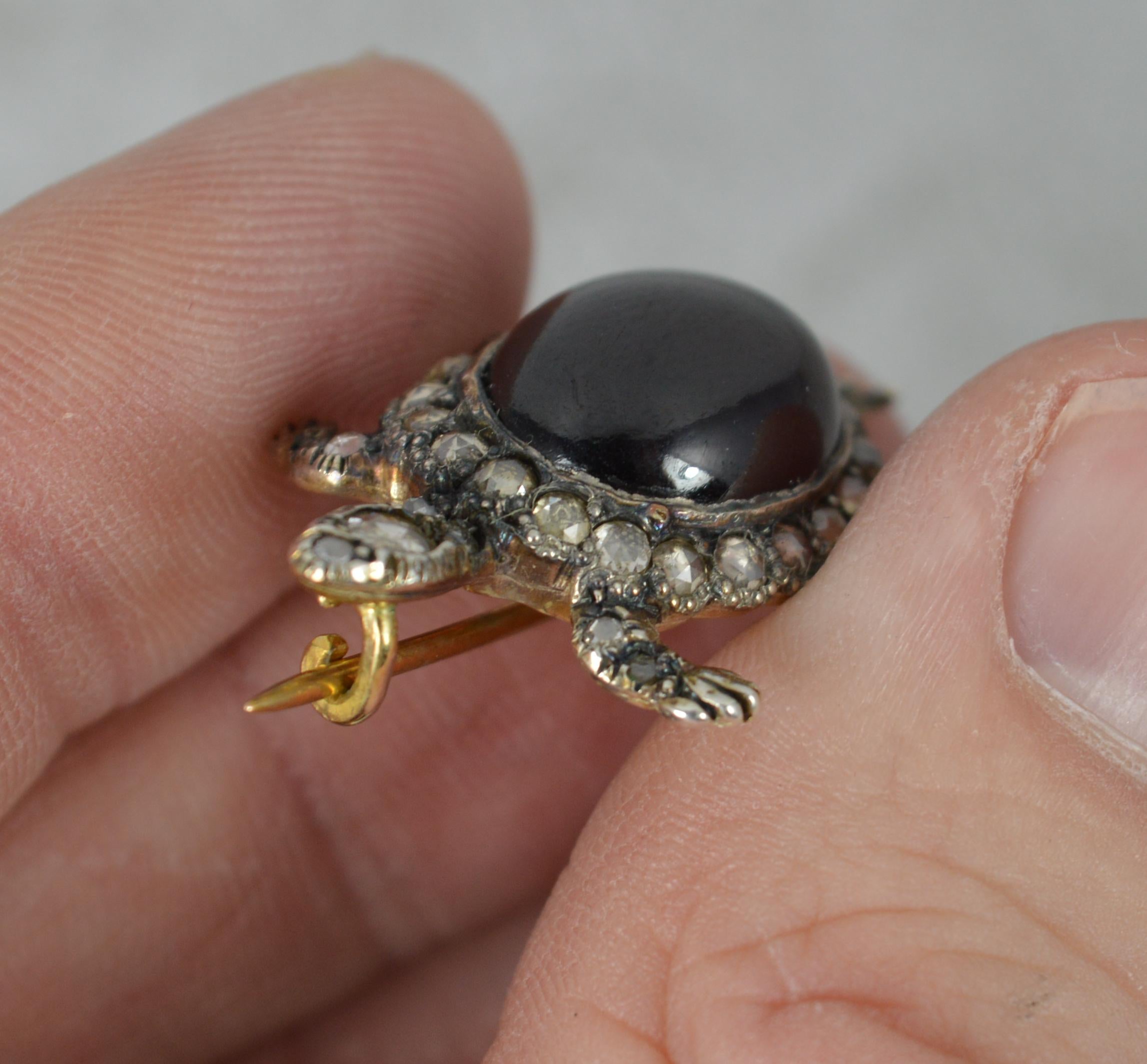 Victorien Broche tortue de tortue en or 15 carats, cabochon de grenat et diamants taille rose en vente