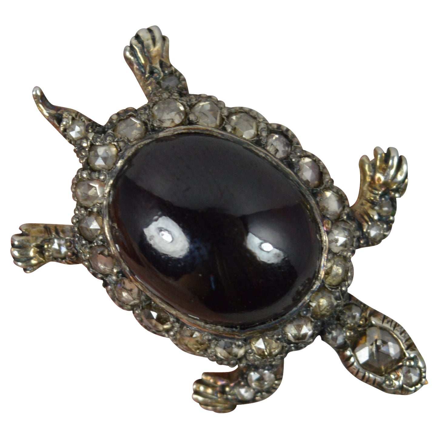 Schildpatt-Brosche aus 15 Karat Gold mit Granat, Cabochon und Diamant im Rosenschliff im Angebot