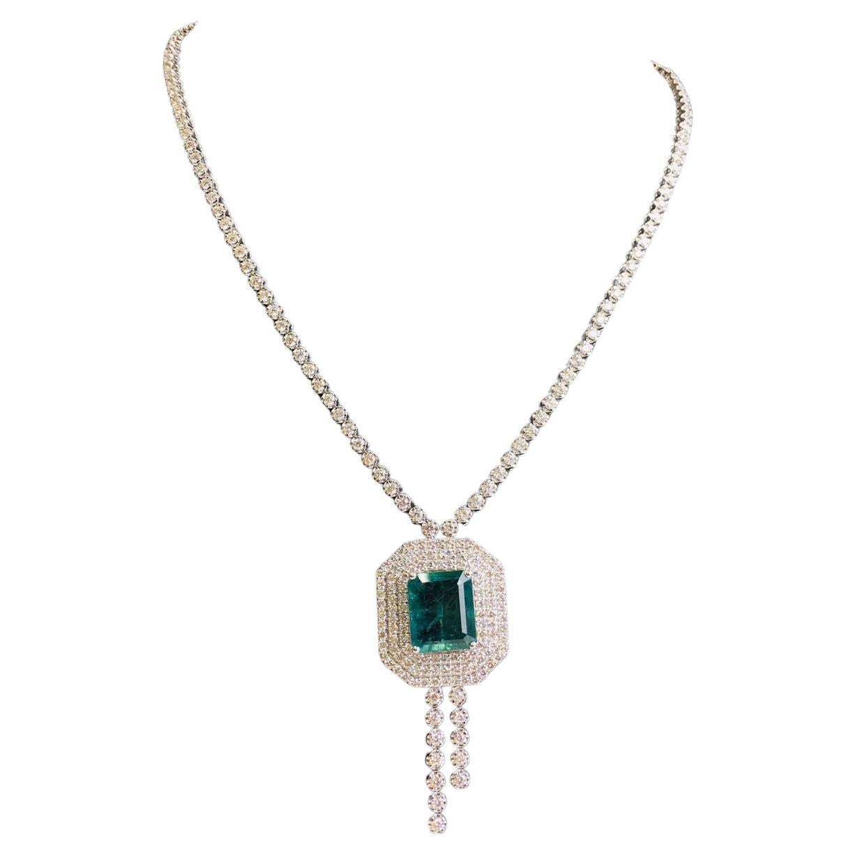 15 Karat Grüner Smaragd-Diamant-Anhänger-Halskette (Moderne) im Angebot