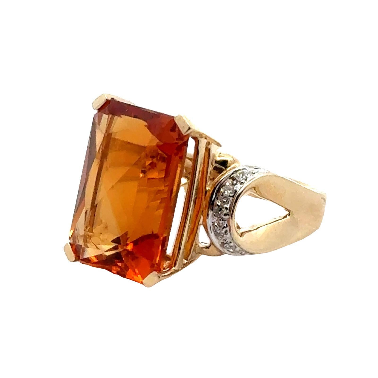 15 Carat Honey Citrine Diamond 14 Karat Yellow Gold Cocktail Ring In Excellent Condition For Sale In Boca Raton, FL
