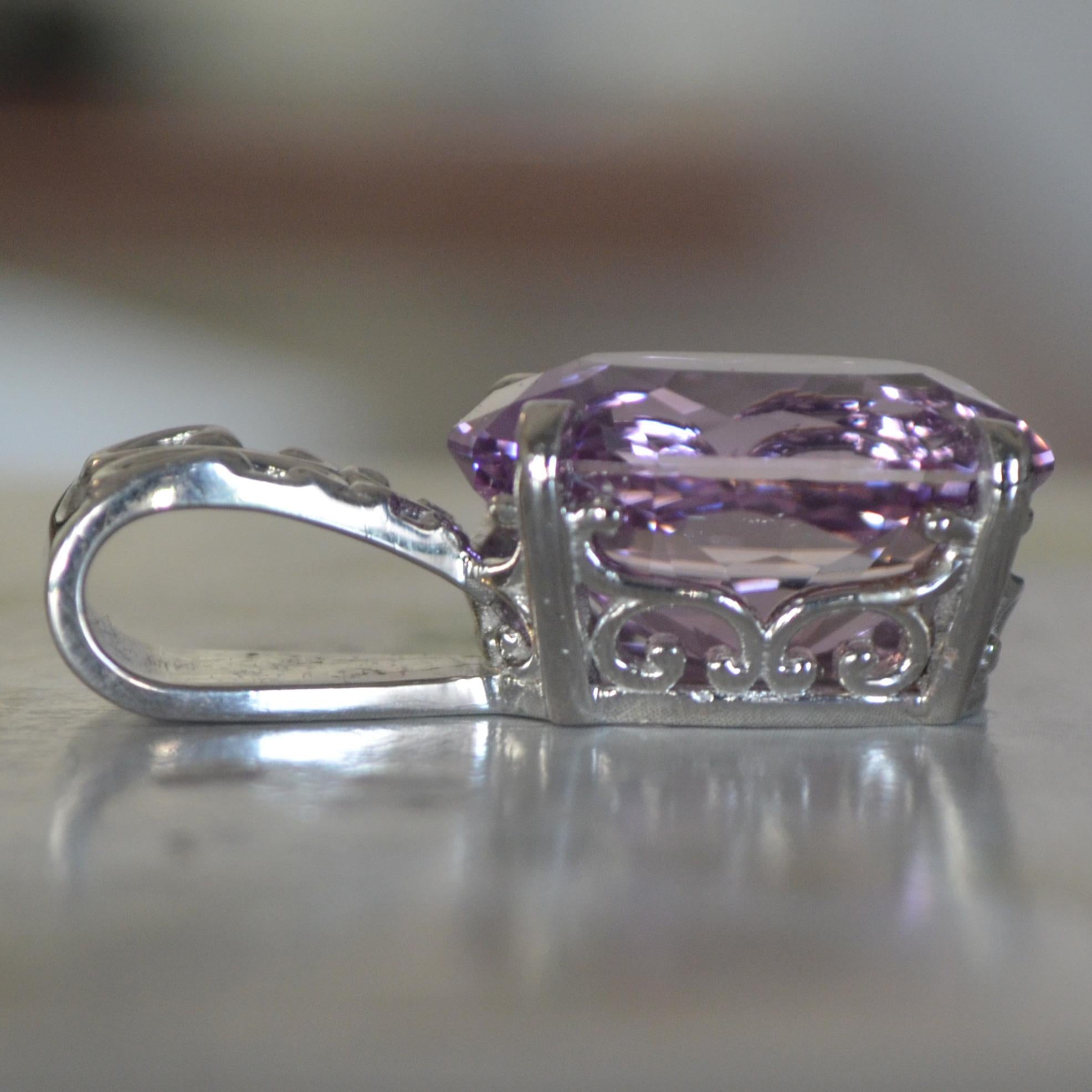 Realizzato su ordinazione, si prega di attendere 3-6 settimane
Ciondolo di Kunzite viola da oltre 15 carati incastonato in oro bianco 18 carati
