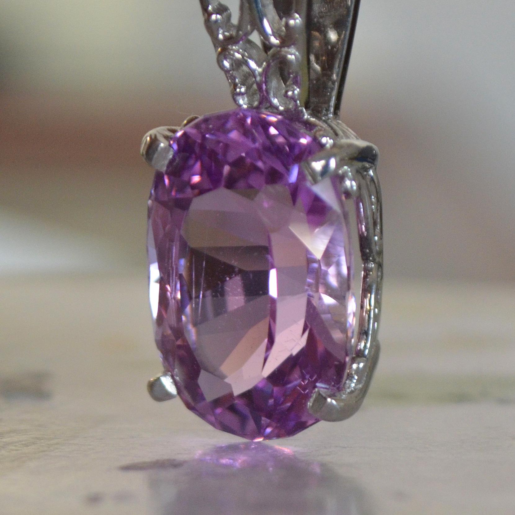 Ciondolo di Kunzite viola da oltre 15 carati in oro bianco da 18 carati In condizioni Nuovo in vendita a West Hollywood, CA