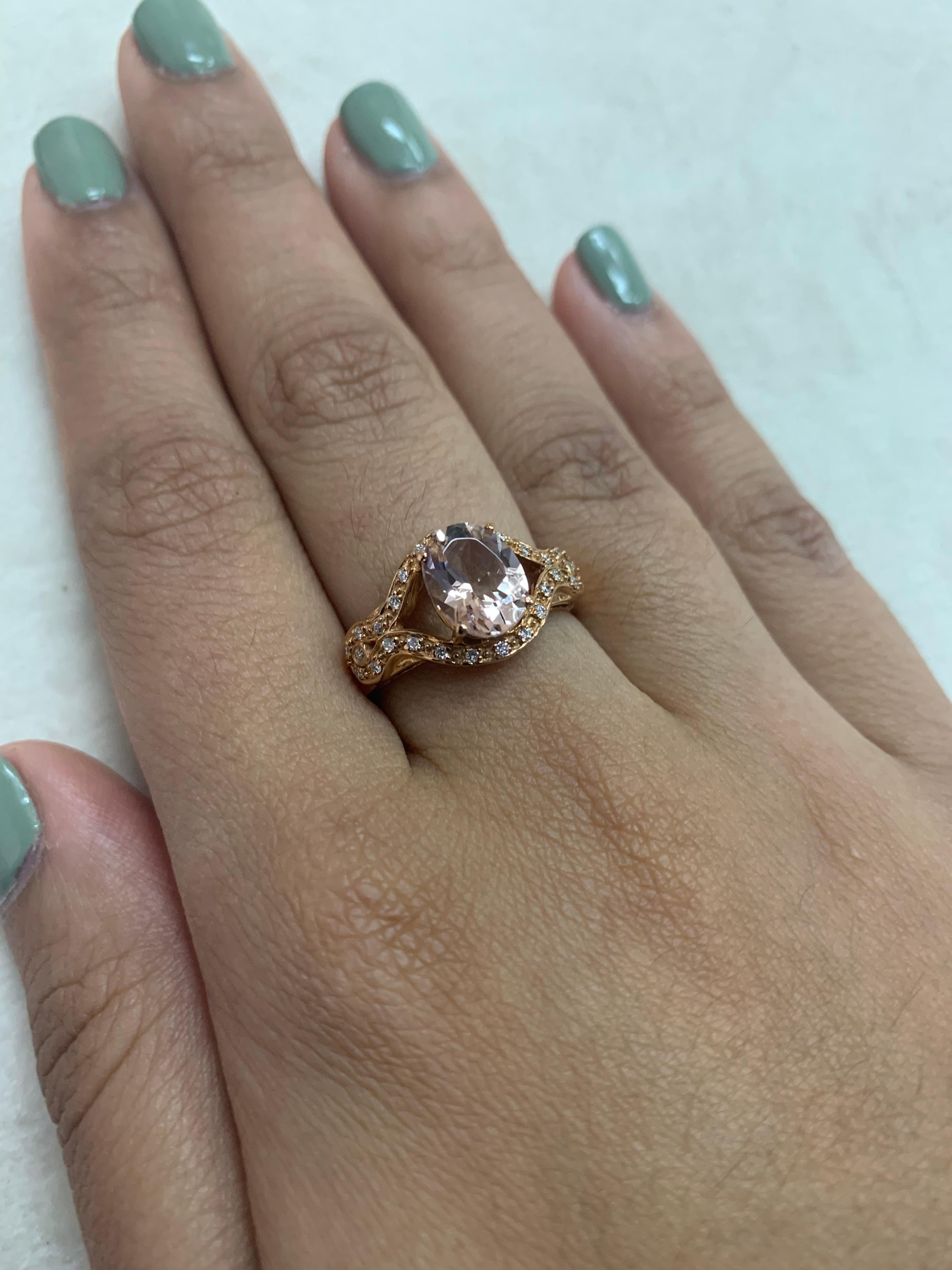 Contemporary 1.5 Carat Morganite and Diamond Ring in 18 Karat Rose Gold For Sale