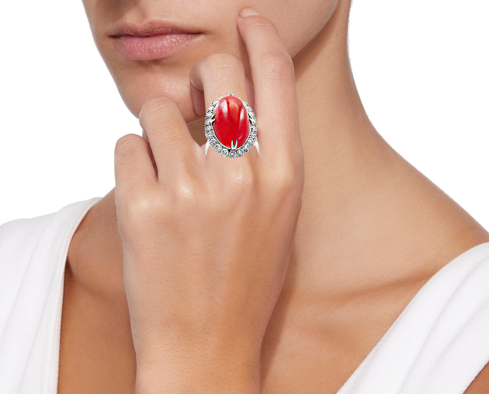Anello con corallo naturale da 10 carati e diamante da 1,5 carati, oro bianco 14 carati, tenuta in vendita 4
