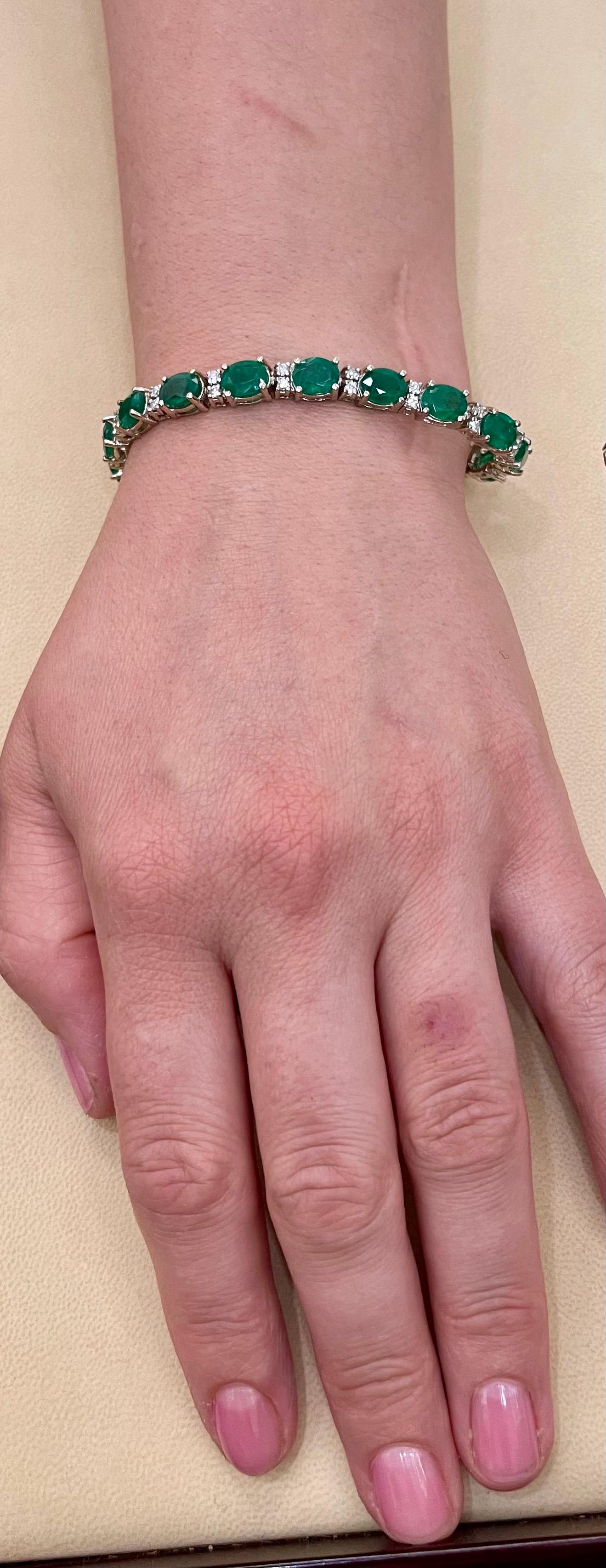 Bracelet tennis cocktail en or blanc 14 carats avec émeraudes naturelles et diamants de 15 carats en vente 6