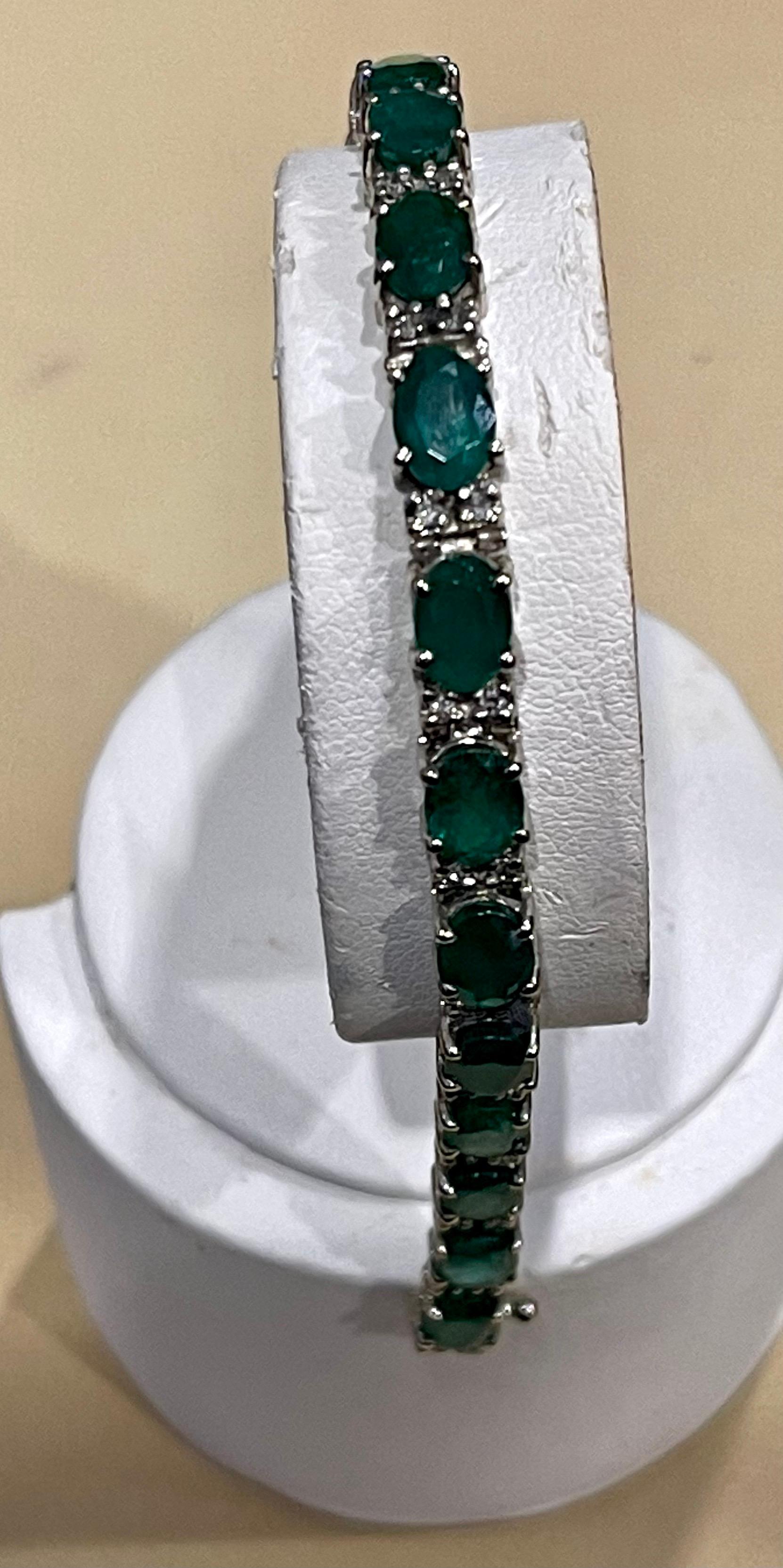 Bracelet tennis cocktail en or blanc 14 carats avec émeraudes naturelles et diamants de 15 carats en vente 9
