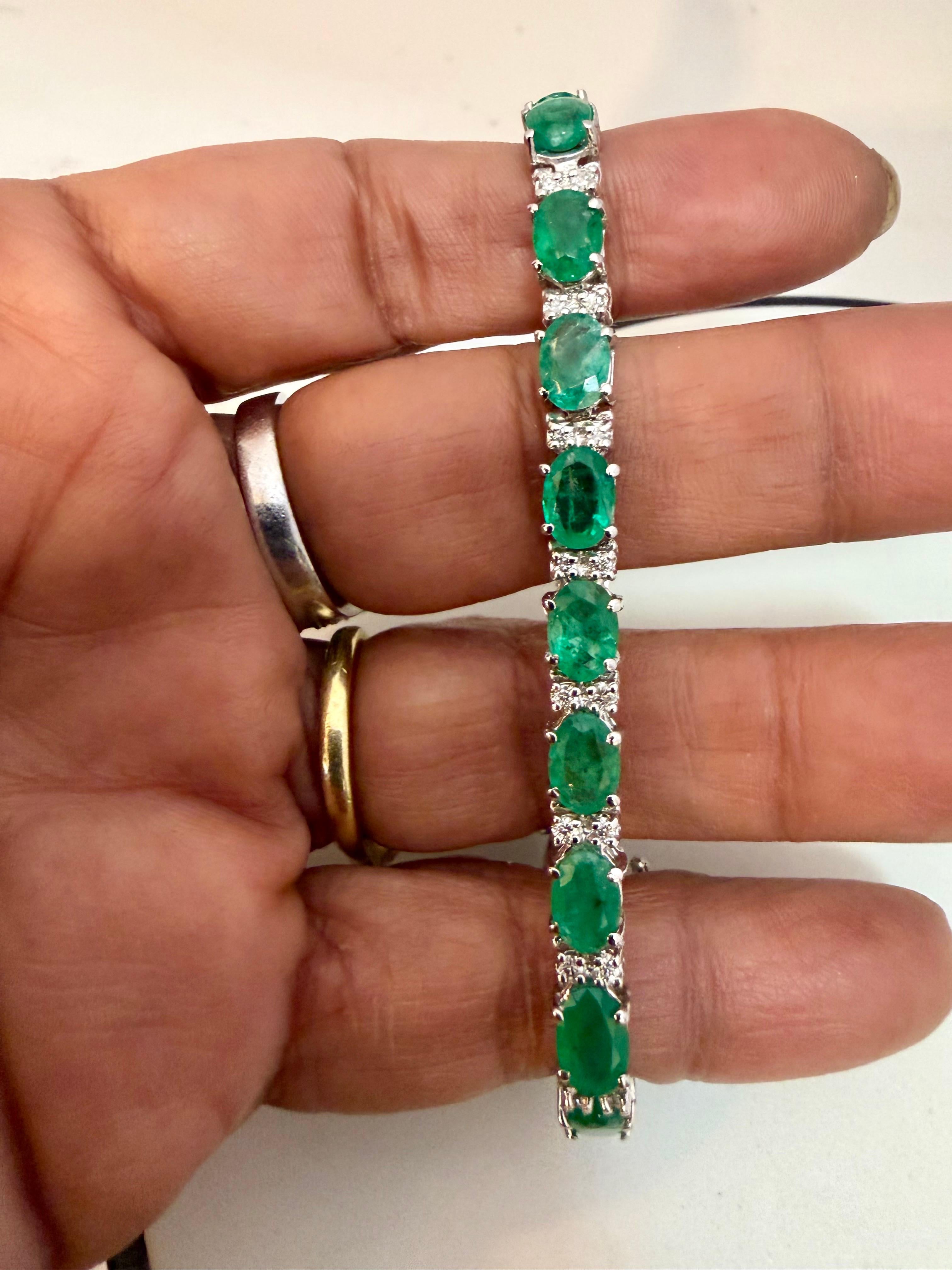 Bracelet tennis cocktail en or blanc 14 carats avec émeraudes naturelles et diamants de 15 carats en vente 13