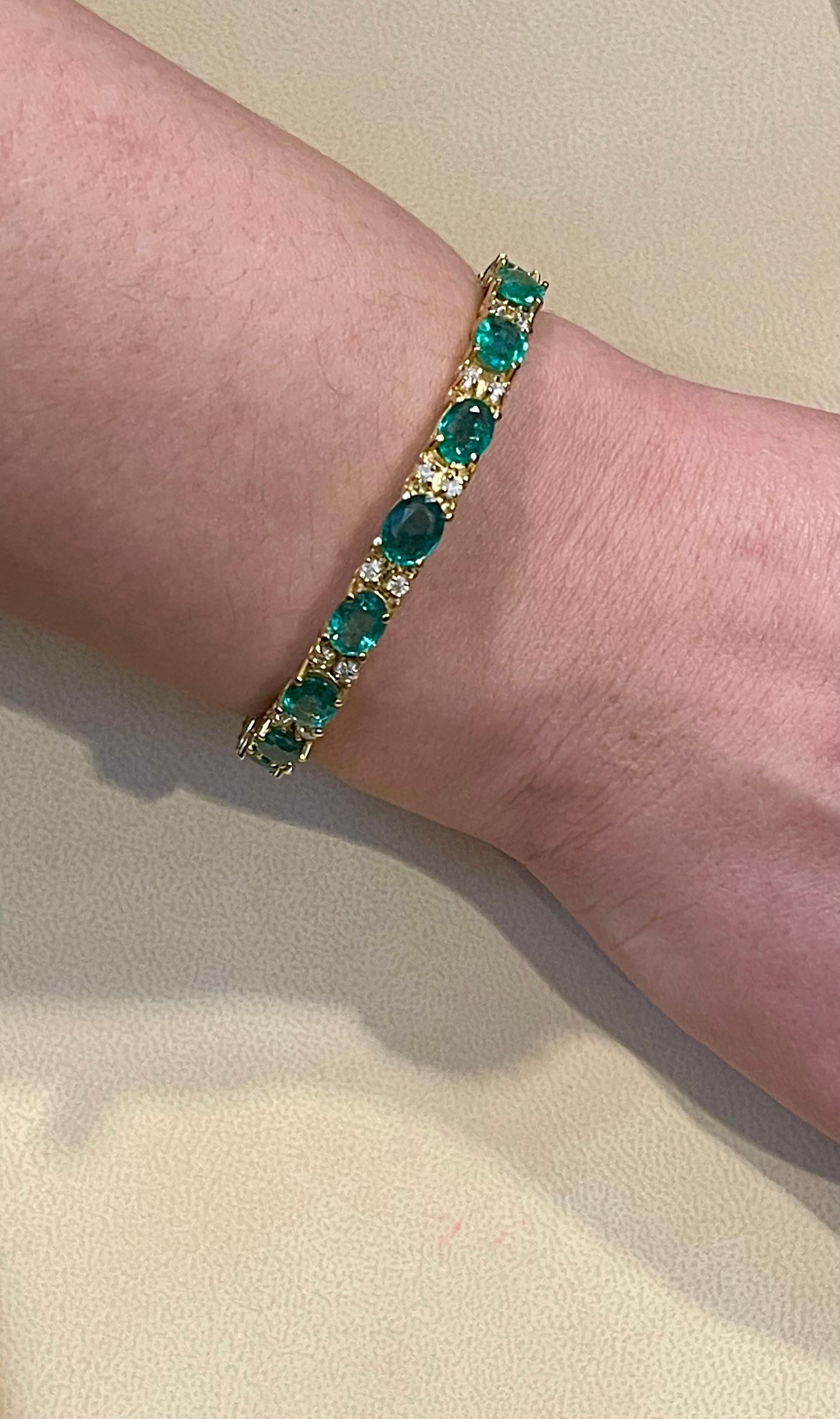 Taille ovale Bracelet tennis cocktail en or blanc 14 carats avec émeraudes naturelles et diamants de 15 carats en vente