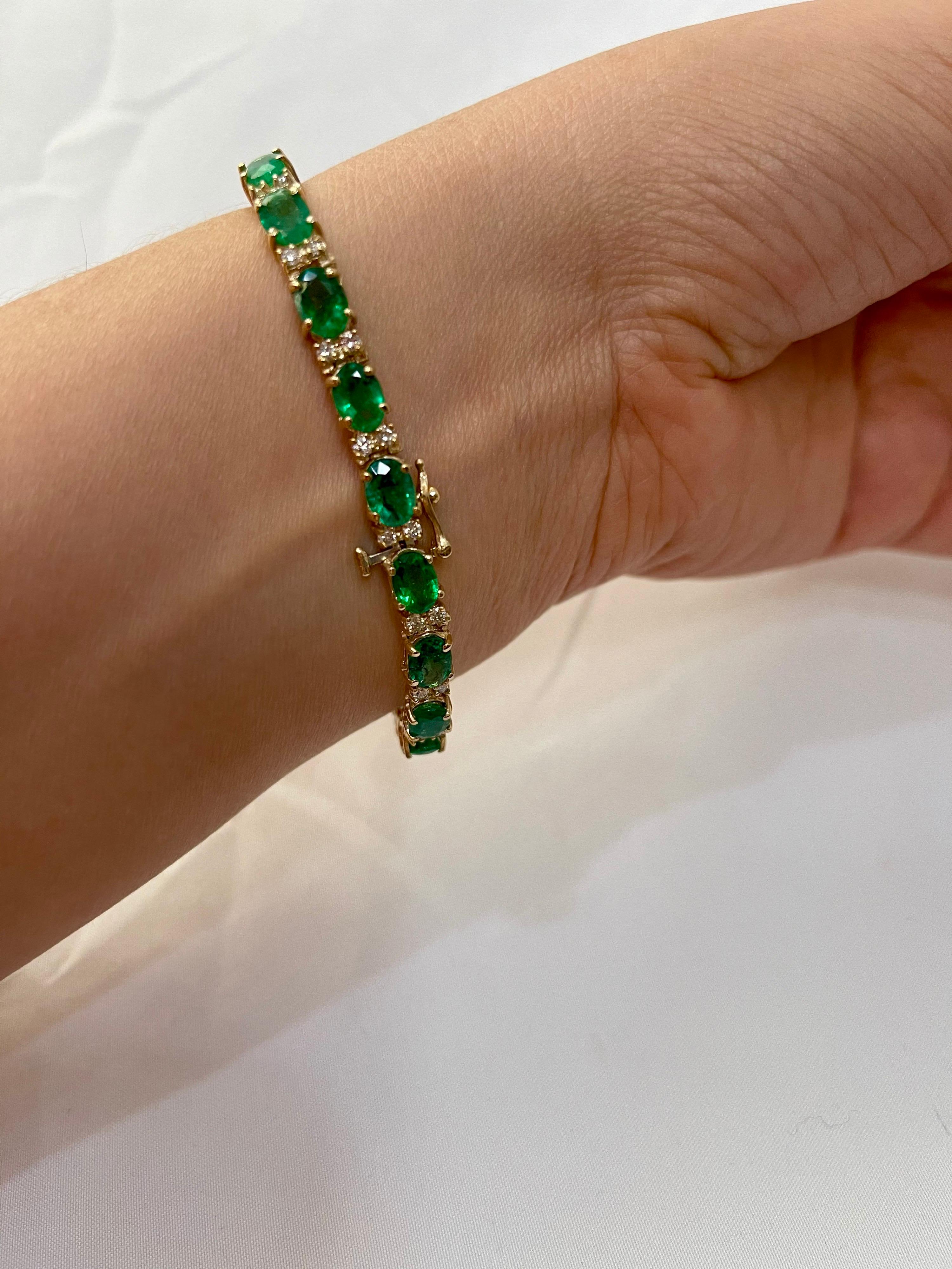 Bracelet tennis en or jaune 14 carats avec émeraudes naturelles et diamants de 15 carats en vente 5