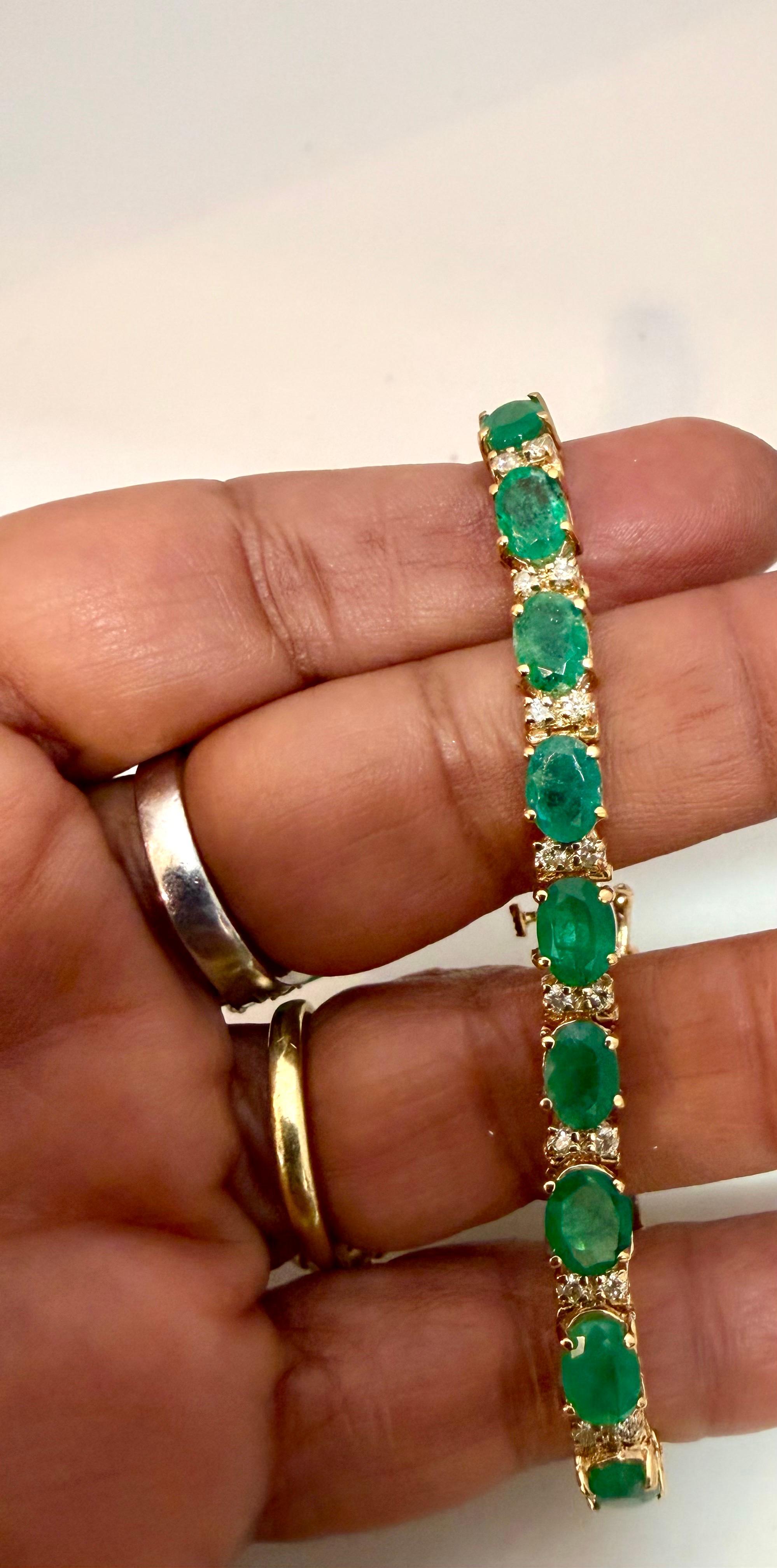 Bracelet tennis en or jaune 14 carats avec émeraudes naturelles et diamants de 15 carats en vente 14