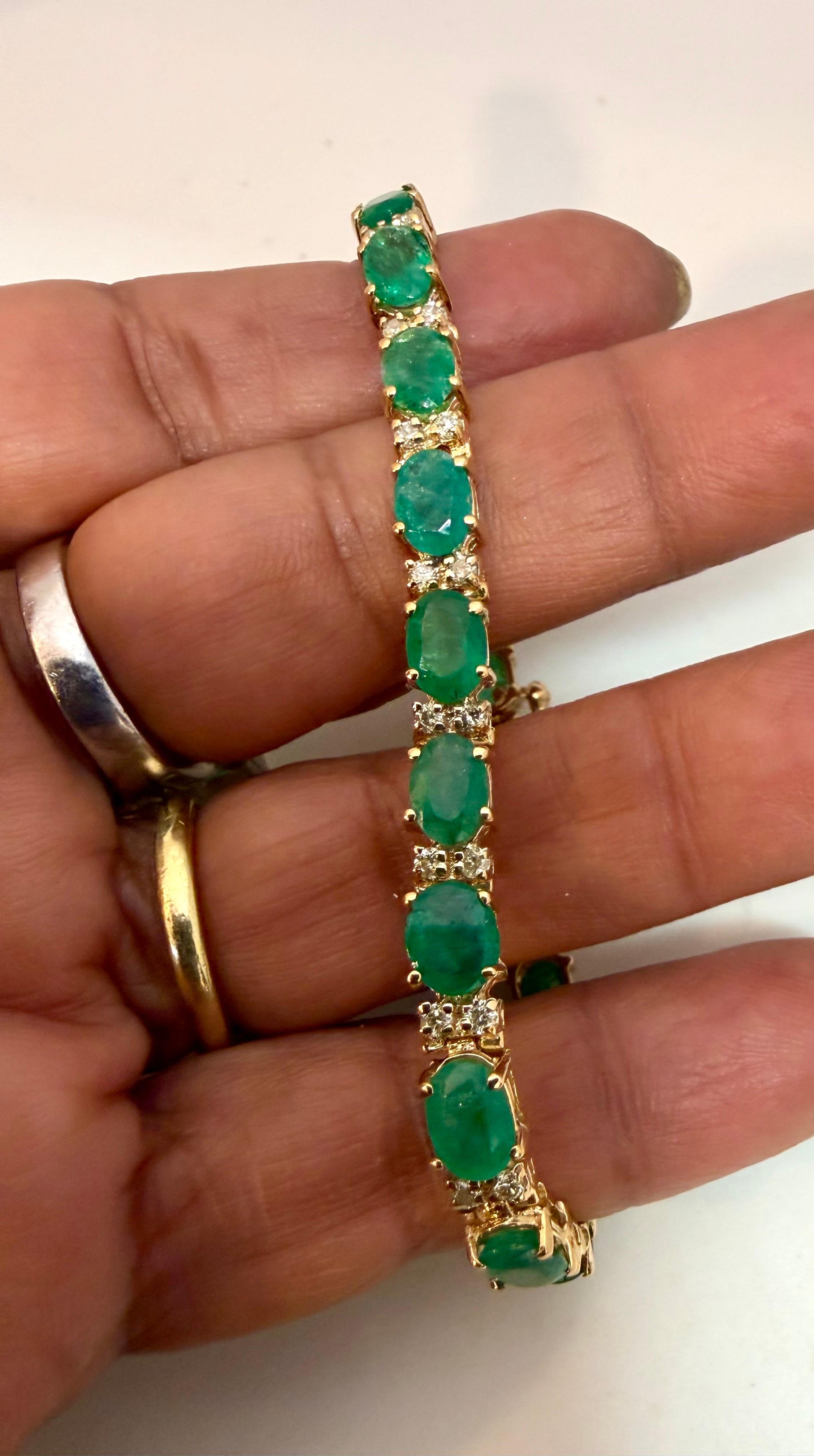 Bracelet tennis en or jaune 14 carats avec émeraudes naturelles et diamants de 15 carats en vente 15