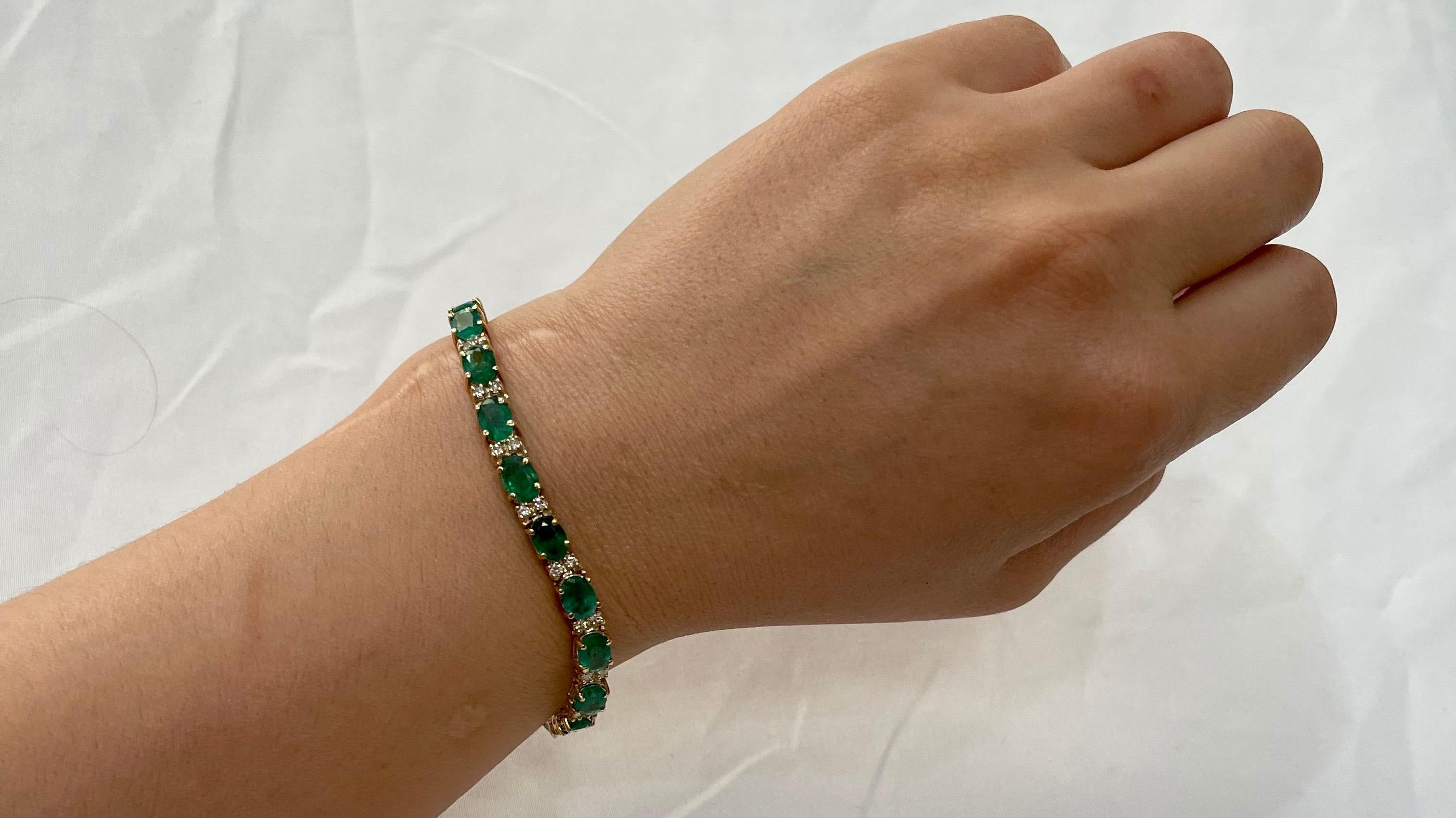Bracelet tennis en or jaune 14 carats avec émeraudes naturelles et diamants de 15 carats en vente 3