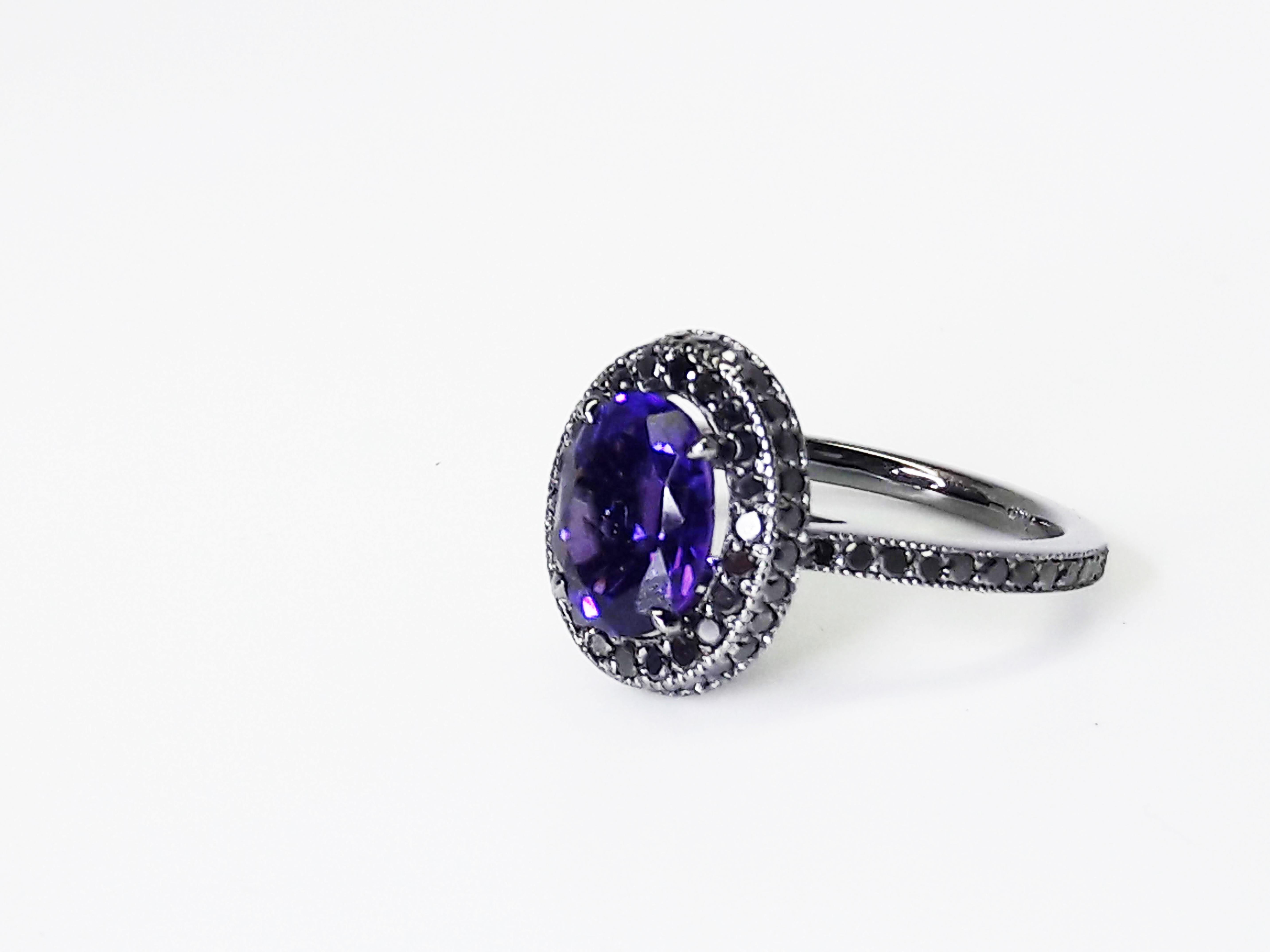 1.5 Carat Natural Purple Amethyst 0.52 Carat Black Diamonds 18 Karat Gold Ring In New Condition For Sale In New York, NY