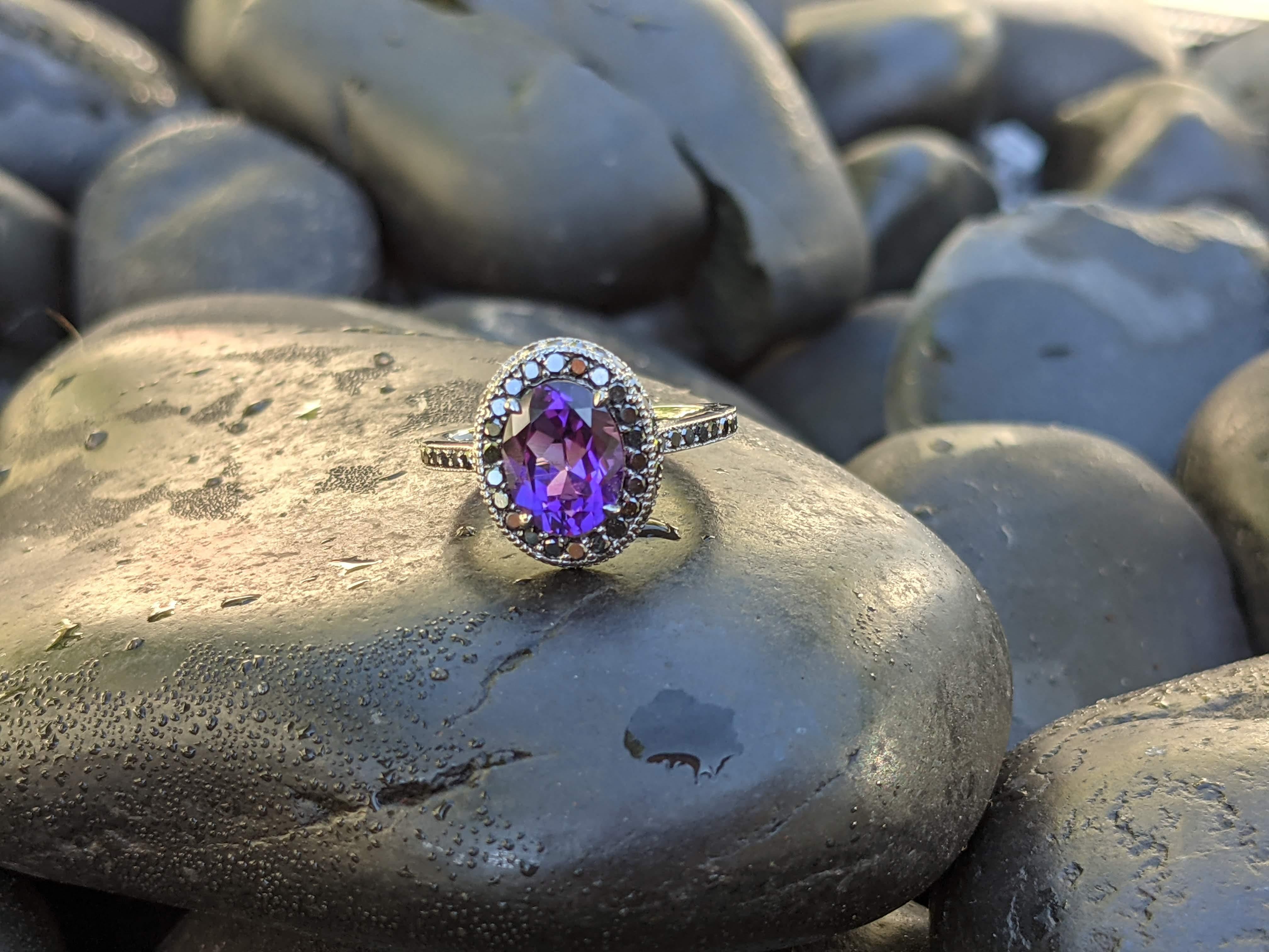 Art déco Bague en or 18 carats avec améthyste violette naturelle de 1,5 carats et diamants noirs de 0,52 carat en vente