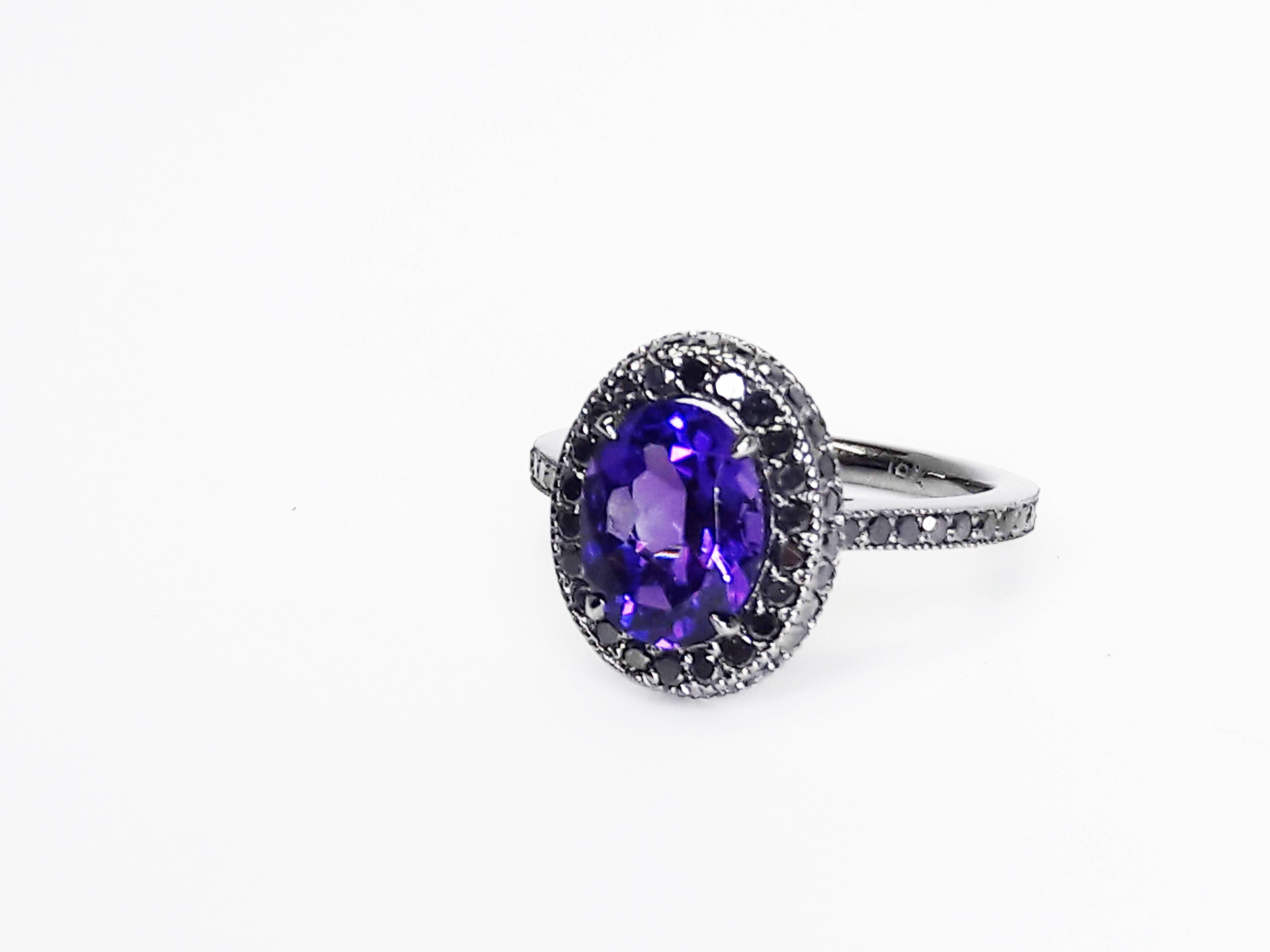 Art Deco 1.5 Carat Natural Purple Amethyst 0.52 Carat Black Diamonds 18 Karat Gold Ring For Sale