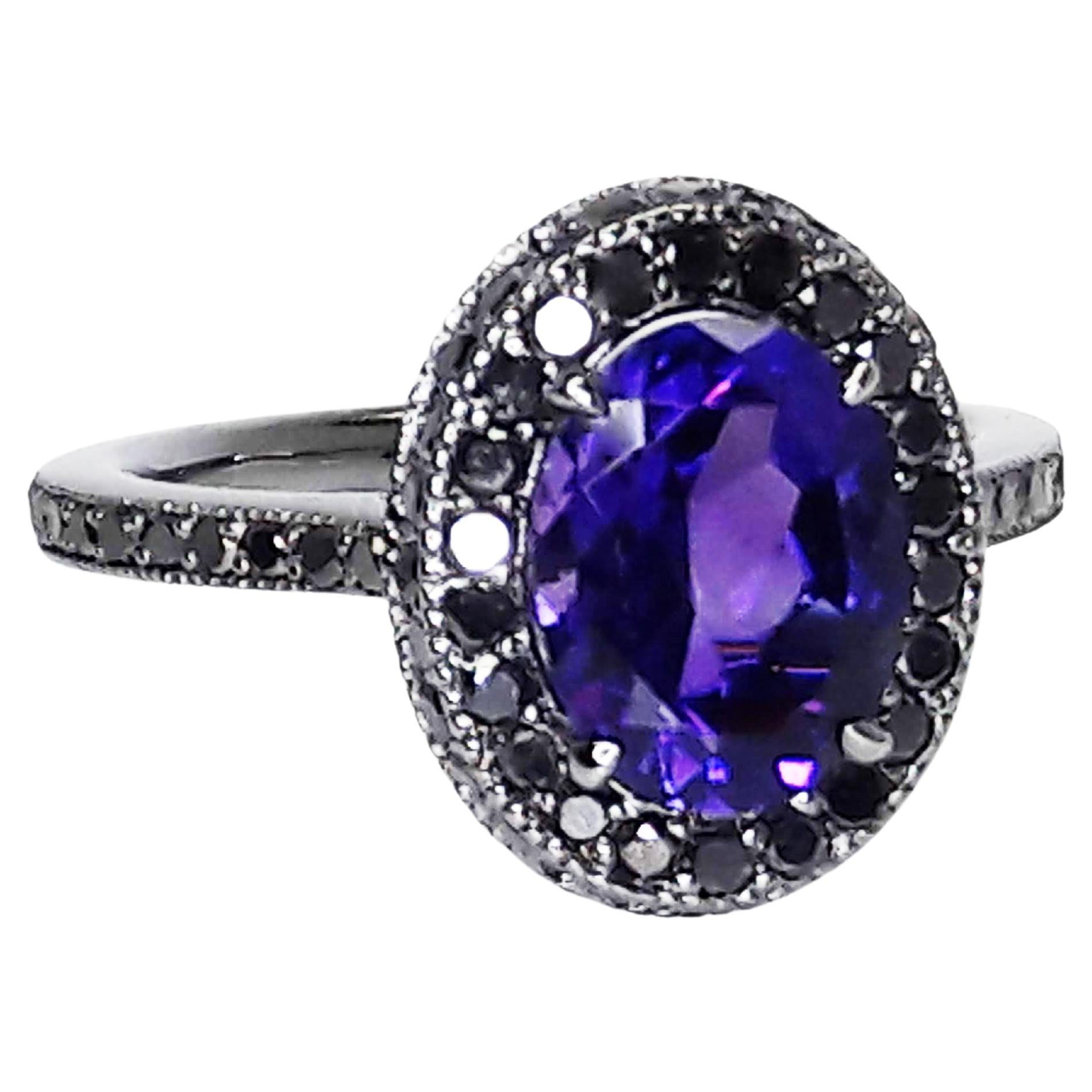 1.5 Carat Natural Purple Amethyst 0.52 Carat Black Diamonds 18 Karat Gold Ring For Sale