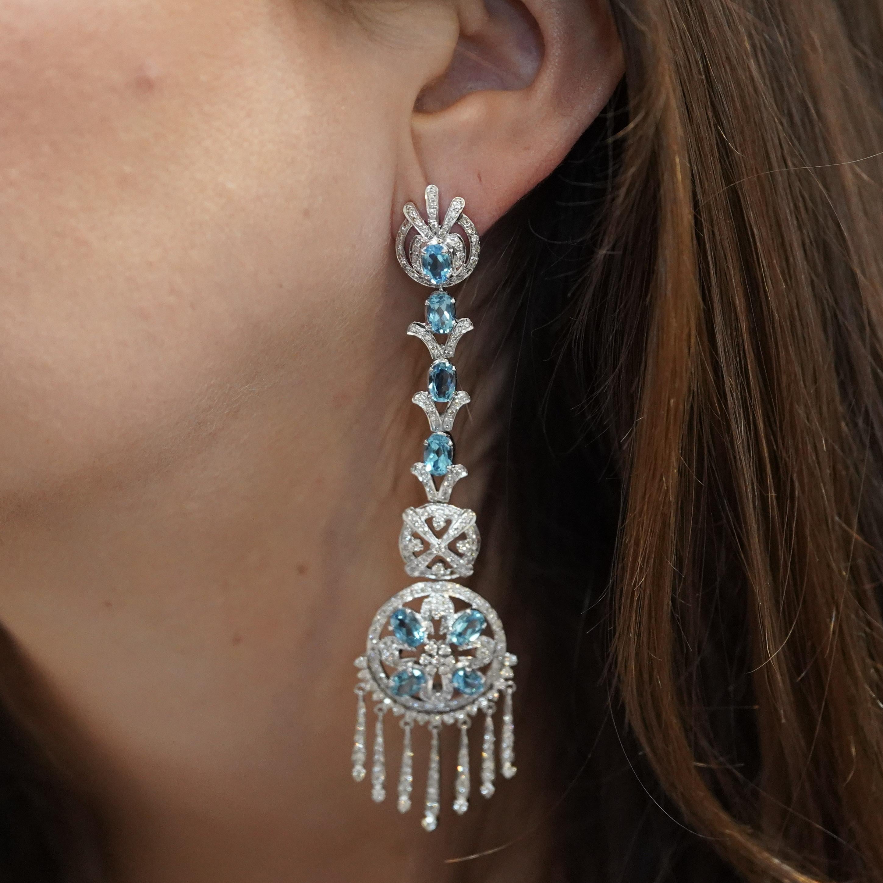 De las mujeres 15 Carat Oval Aquamarine & Diamond 18K White Gold Retro Dangle Earrings en venta