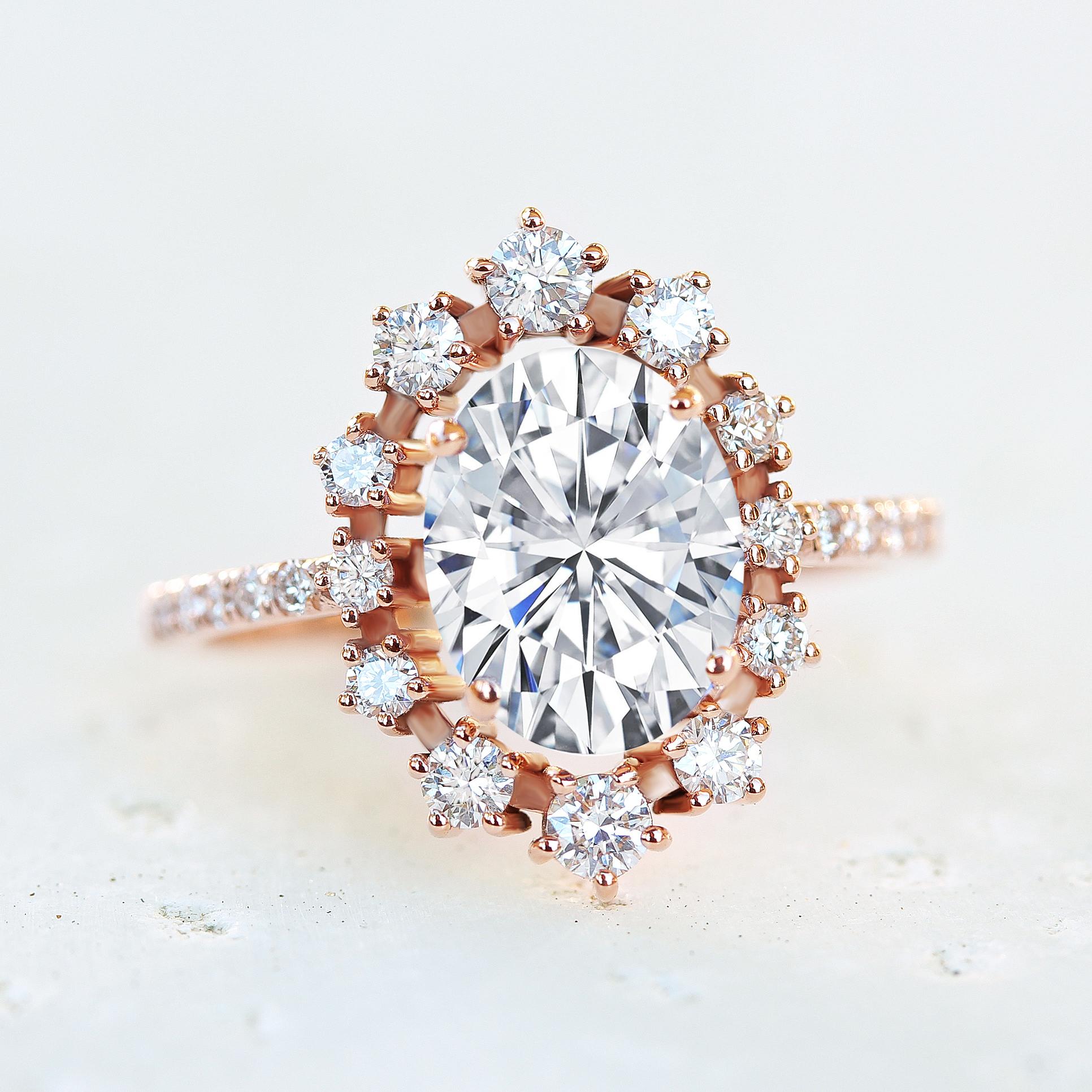 Art déco Bague de fiançailles unique avec halo de diamants ovales de 1,5 carat - Glory  en vente
