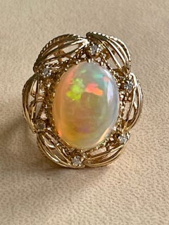 Vintage 15 Carat Oval Shape Ethiopian Opal Cocktail Ring 14 Karat Yellow Gold Solid Ring