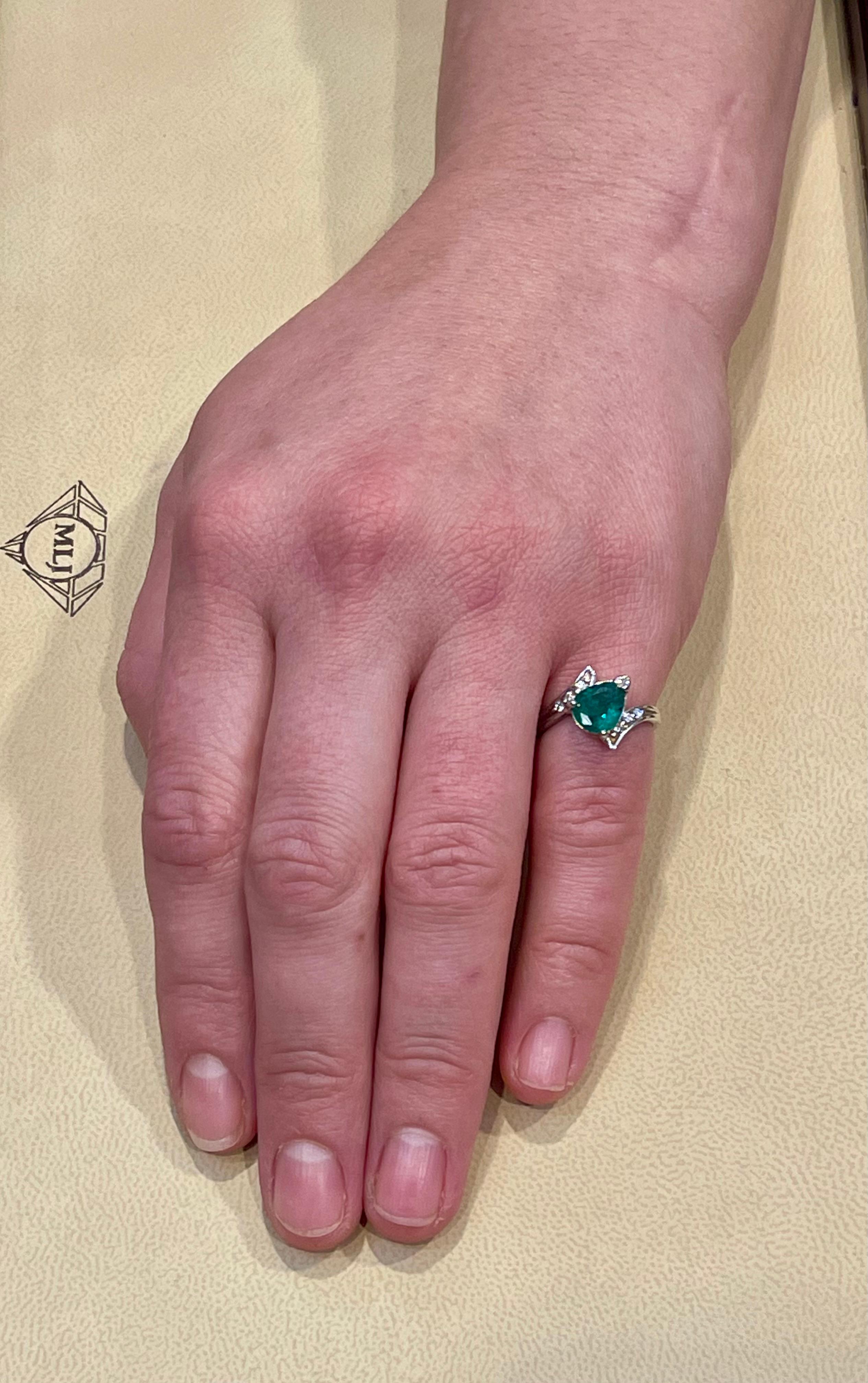 1.5 Carat Pear Cut Emerald and Diamond Ring 14 Karat White Gold In Excellent Condition In New York, NY